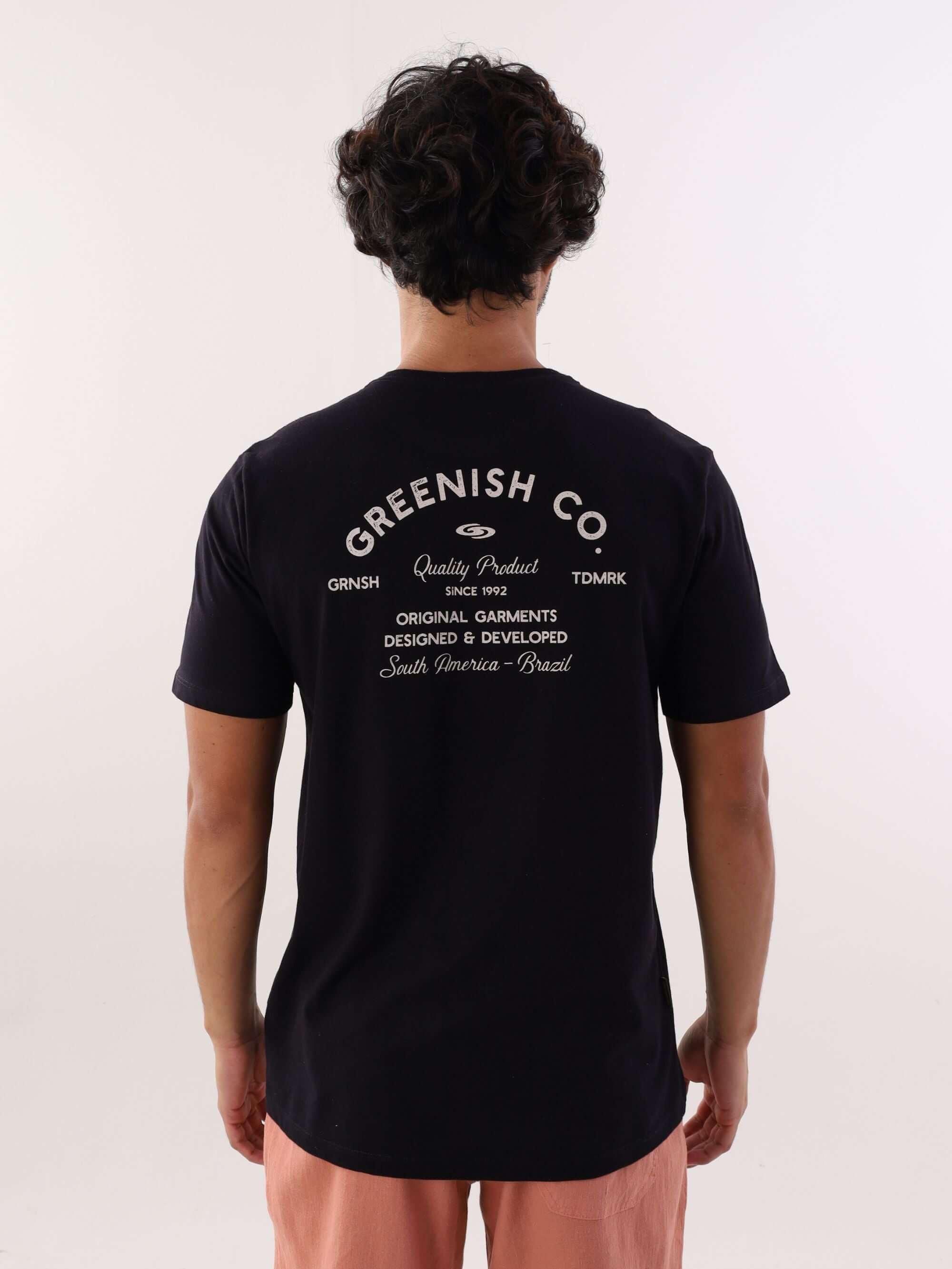 Camiseta preta da Greenish Co. com design streetwear, 100% algodão, modelo clássico, confortável e estiloso.