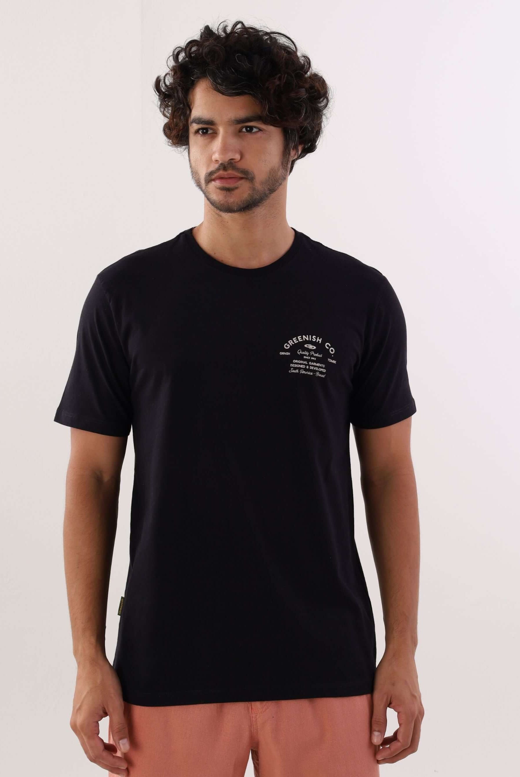 Camiseta preta Greenish Co. em modelagem clássica, ideal para o estilo streetwear, 100% algodão, conforto e durabilidade.