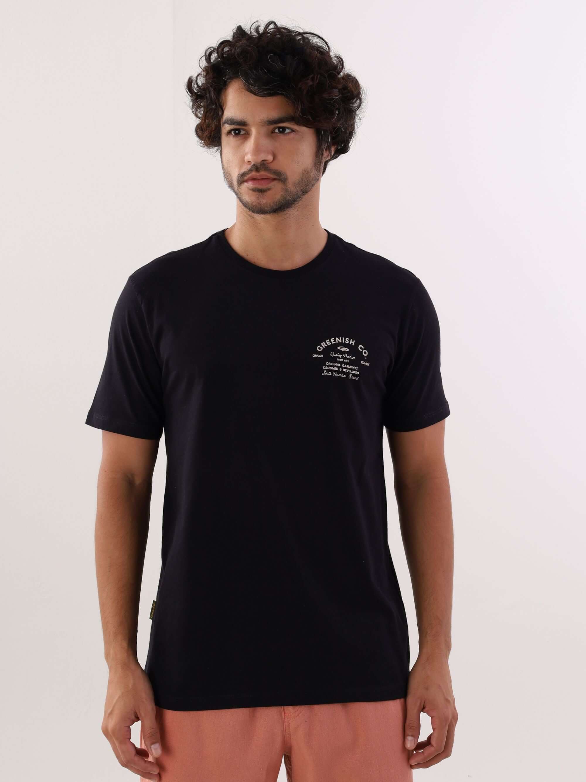 Camiseta preta Greenish Co. em modelagem clássica, ideal para o estilo streetwear, 100% algodão, conforto e durabilidade.
