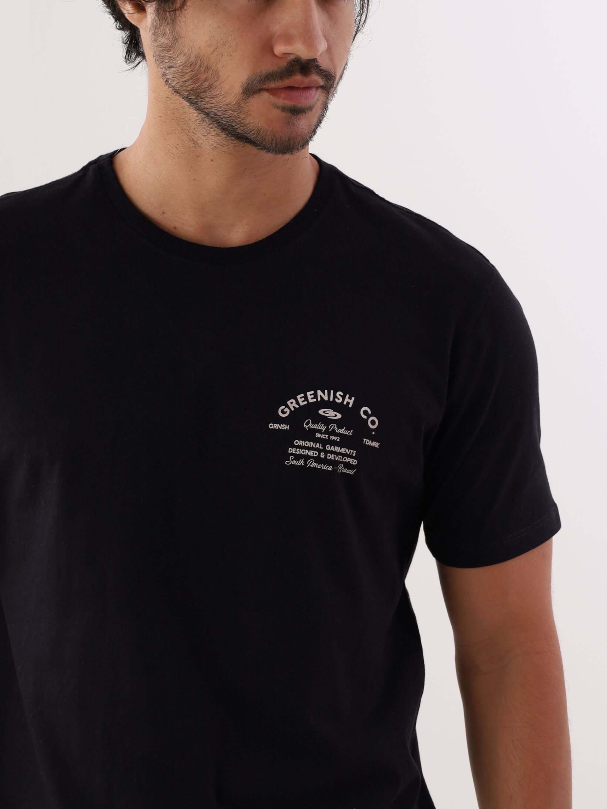 Modelo usando a camiseta preta da Greenish Co., estilo streetwear, 100% algodão, conforto e durabilidade.