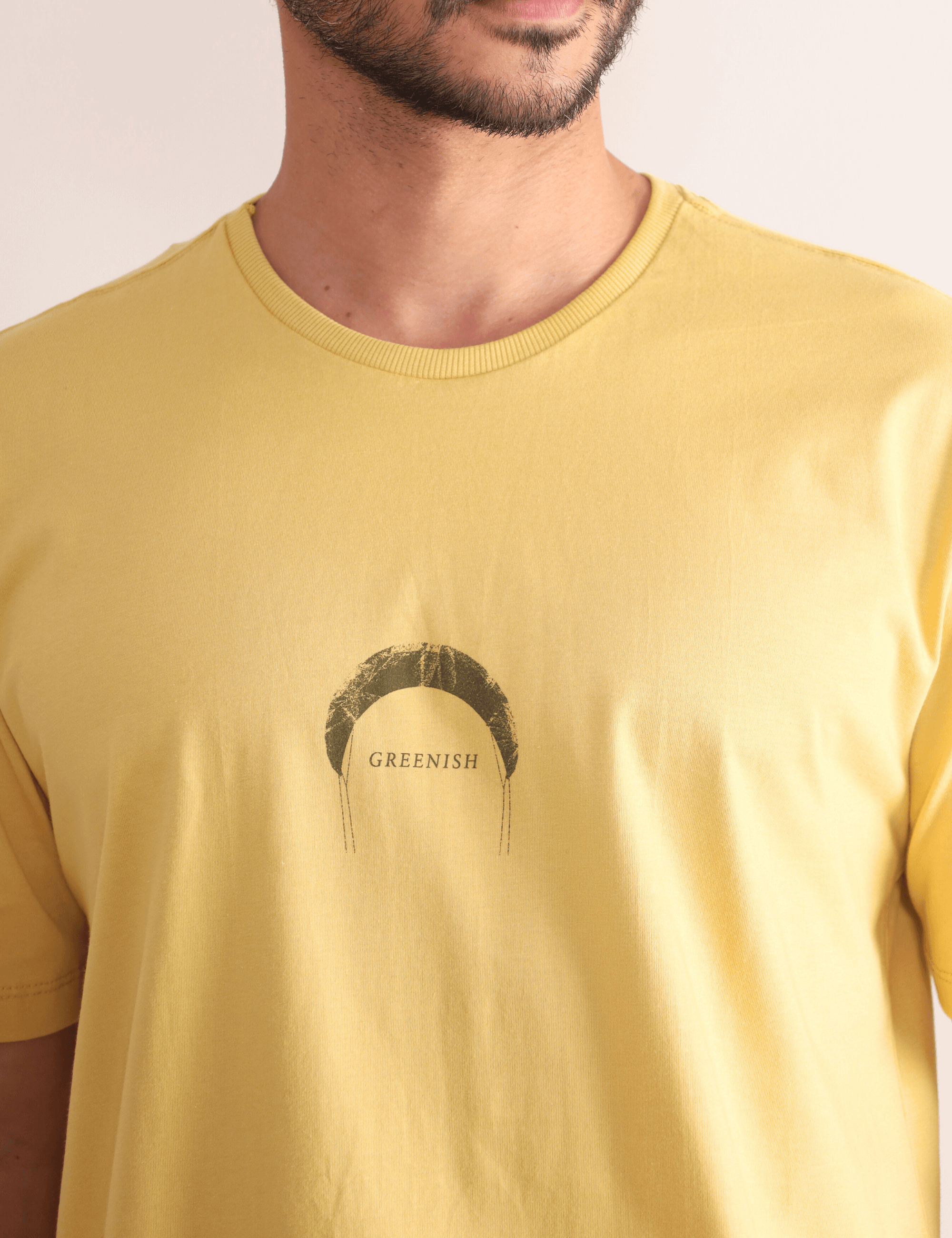Camiseta Amarelo Escuro Greenish com estampa minimalista para aventuras ao ar livre e exploração. Ideal para praia e viagens.