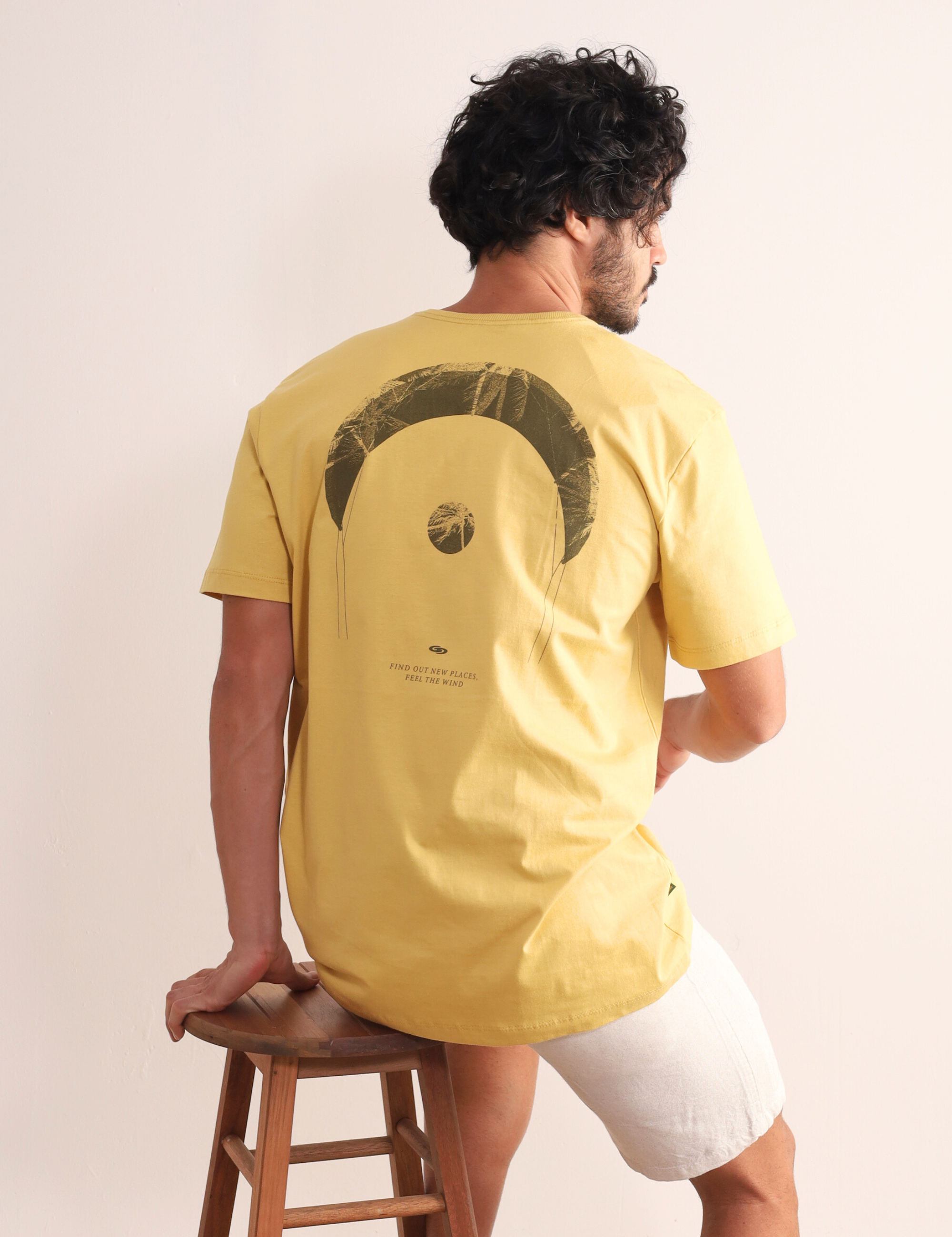 Camiseta Greenish Find Out New Places em amarelo escuro, com arte nas costas, ideal para aventuras ao ar livre e dias de praia.