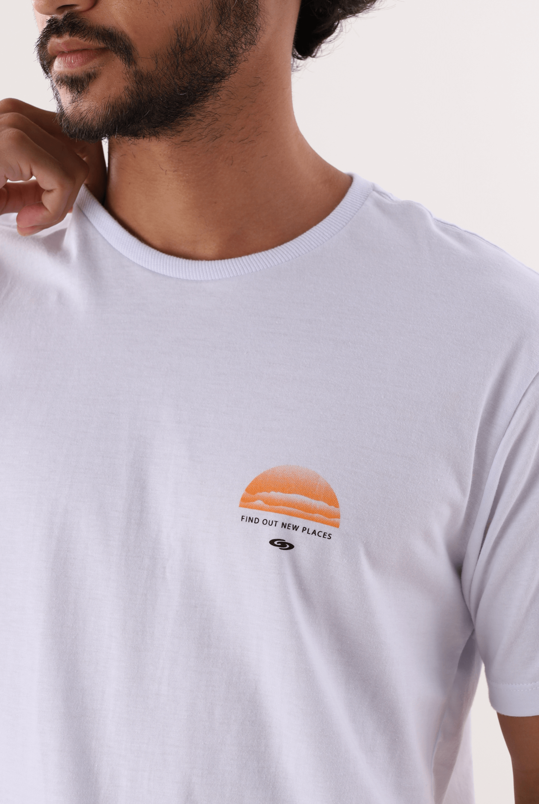 Camiseta branca "Find Out New Places" marca Greenish com estampa minimalista de pôr do sol. Moda casual moderna e aventureira.