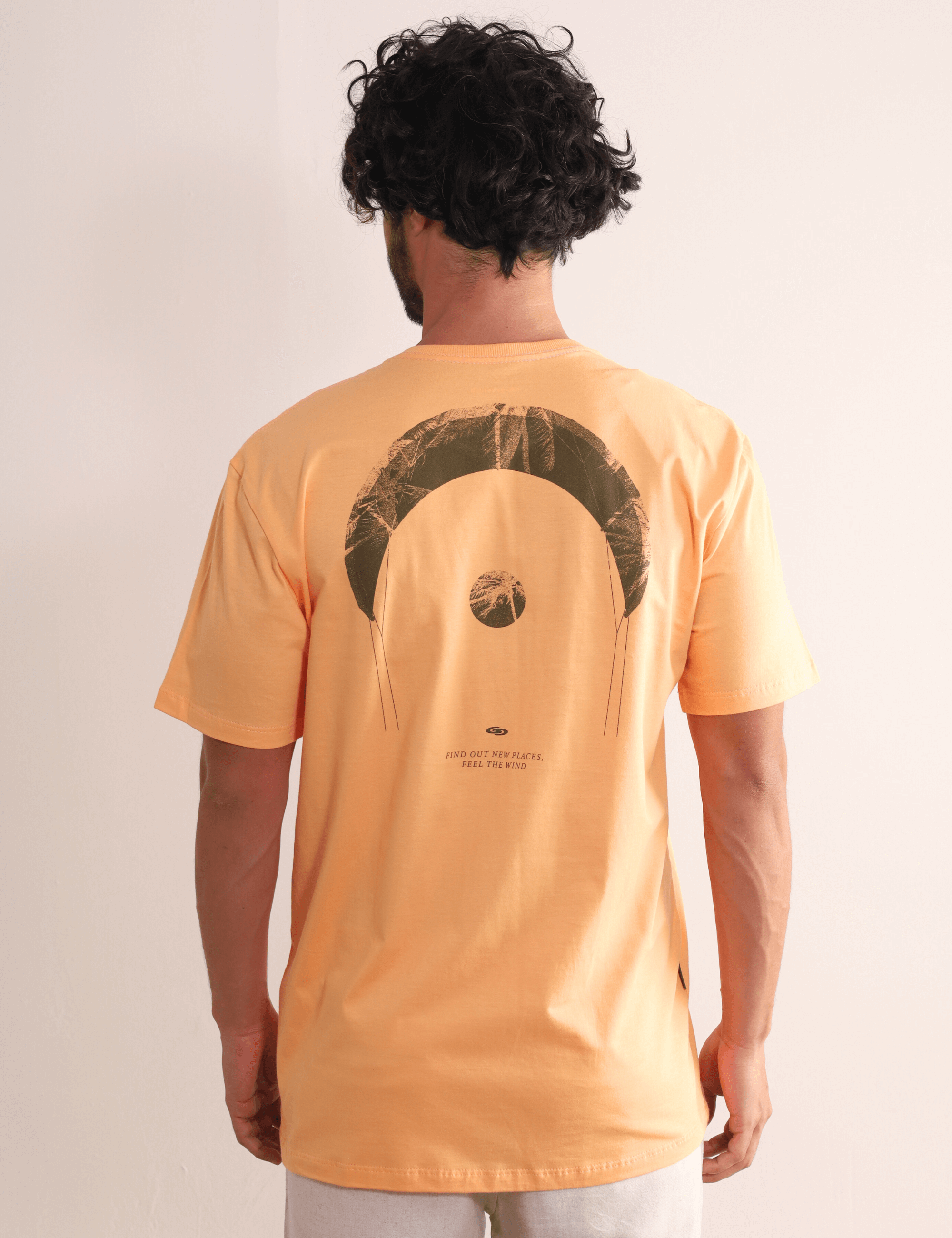 Camiseta laranja Greenish com estampa nas costas, ideal para explorar novos lugares e o espírito do kite. Conforto e estilo aventureiro.