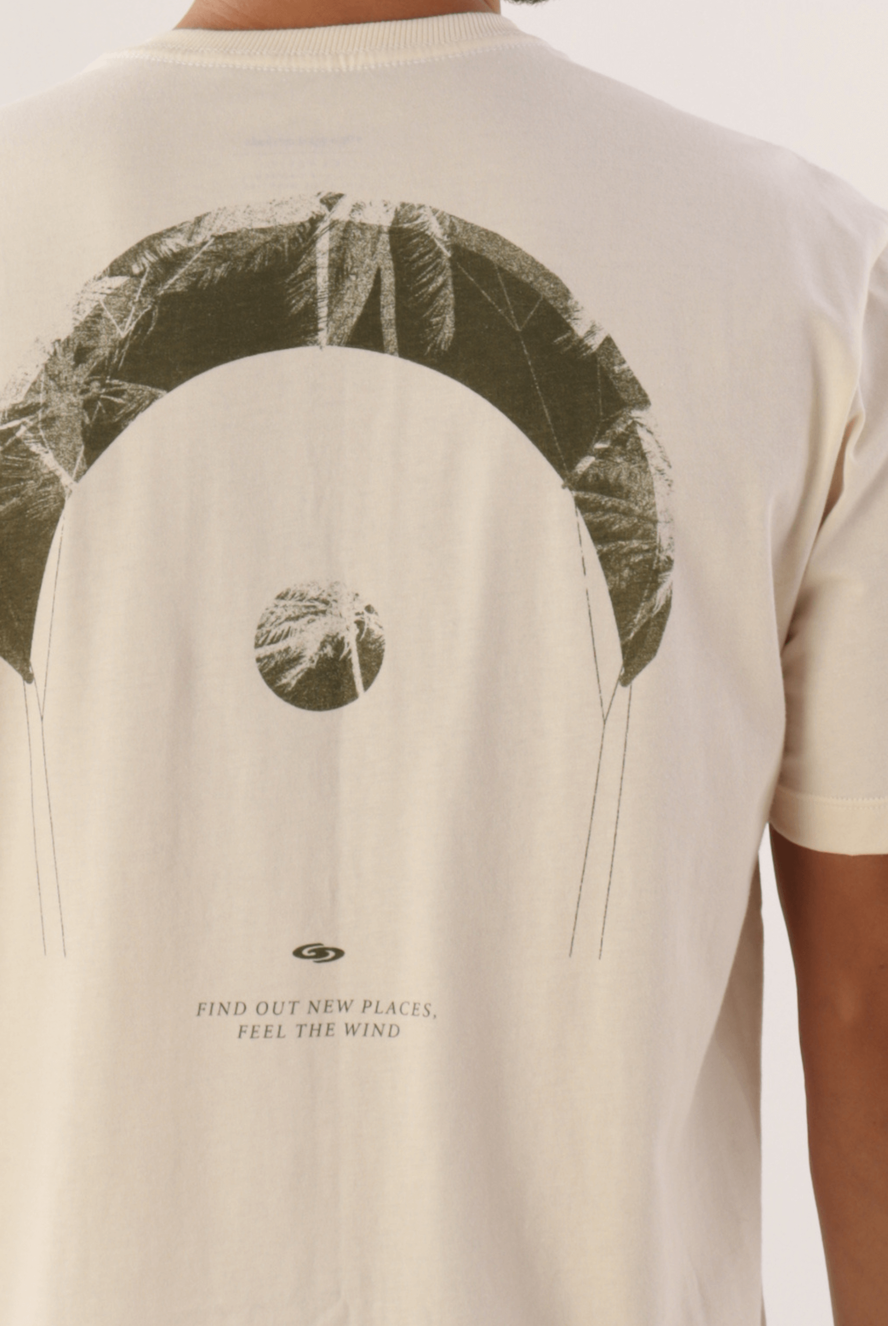 Camiseta Greenish 'Find Out New Places - Natural' com design de aventura, vista traseira. Ideal para explorar novas paisagens.