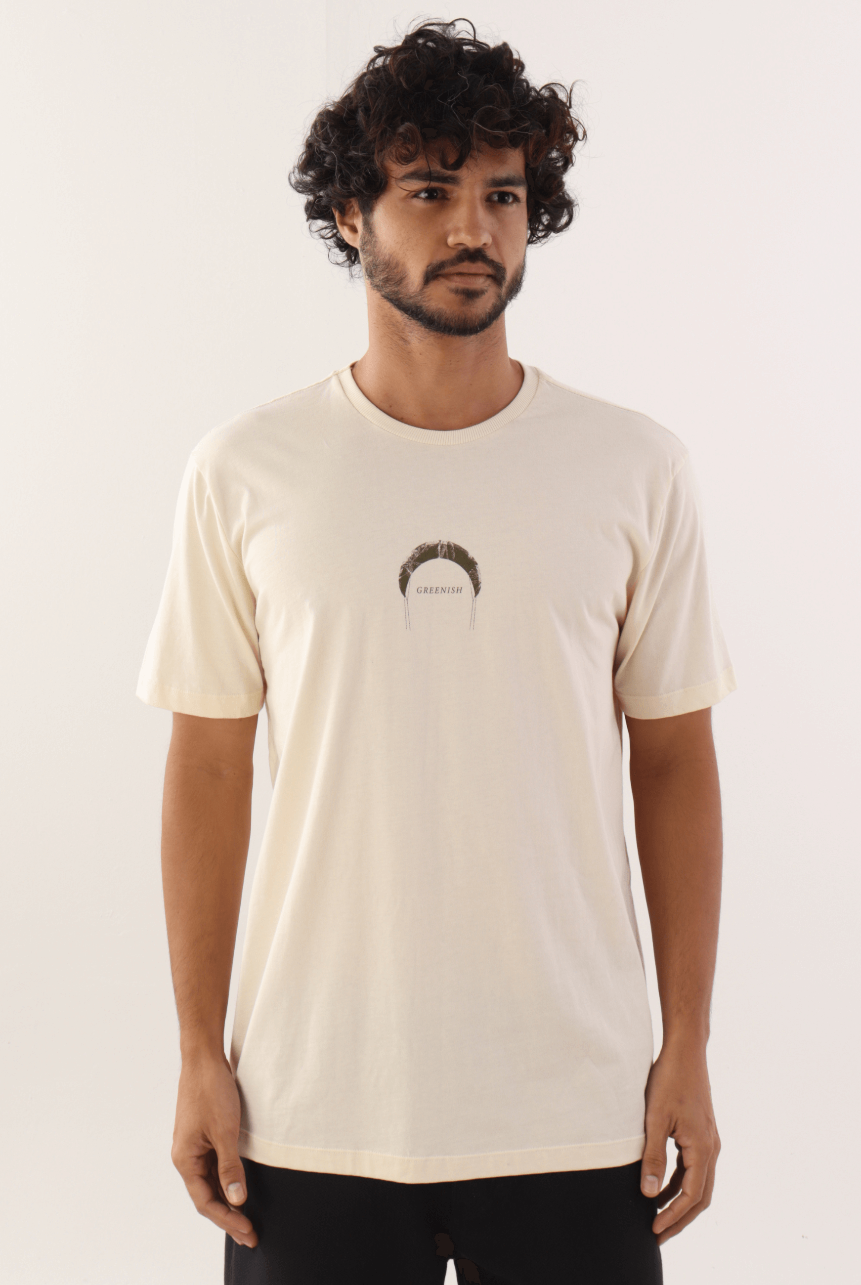 Camiseta Find Out New Places da Greenish em cor natural, modelada por um homem. Ideal para quem busca estilo e conforto.