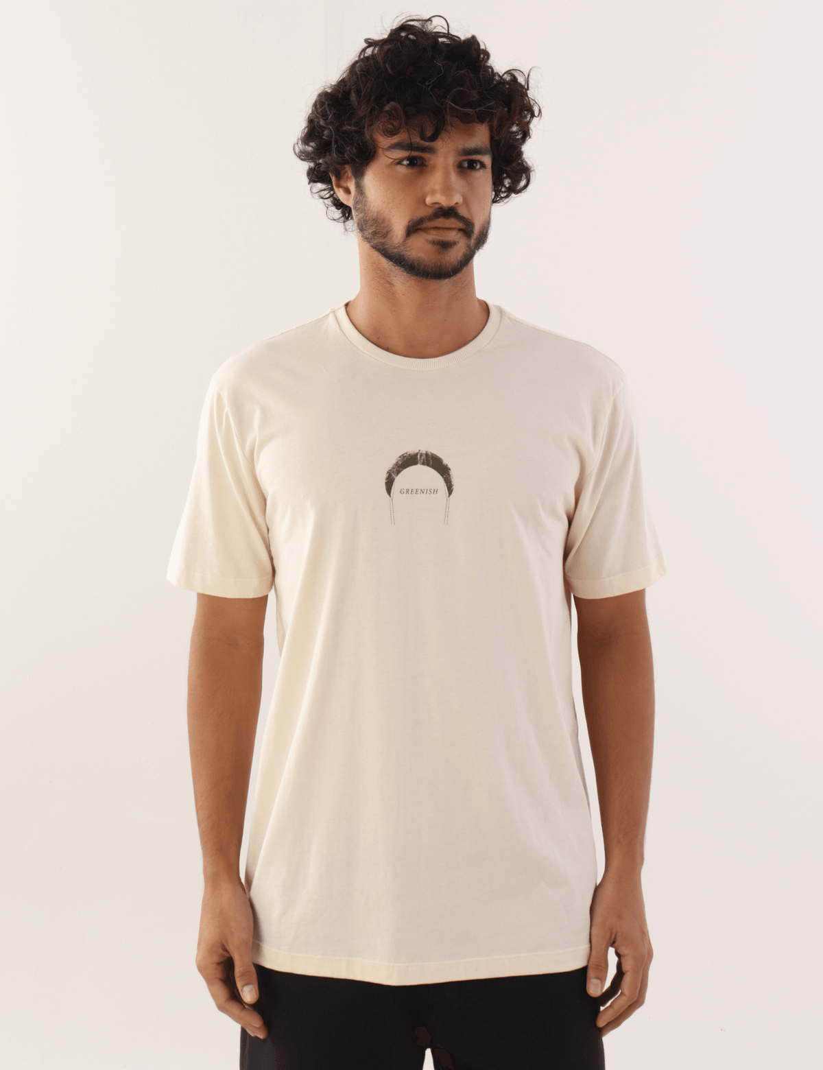 Camiseta Find Out New Places da Greenish em cor natural, modelada por um homem. Ideal para quem busca estilo e conforto.