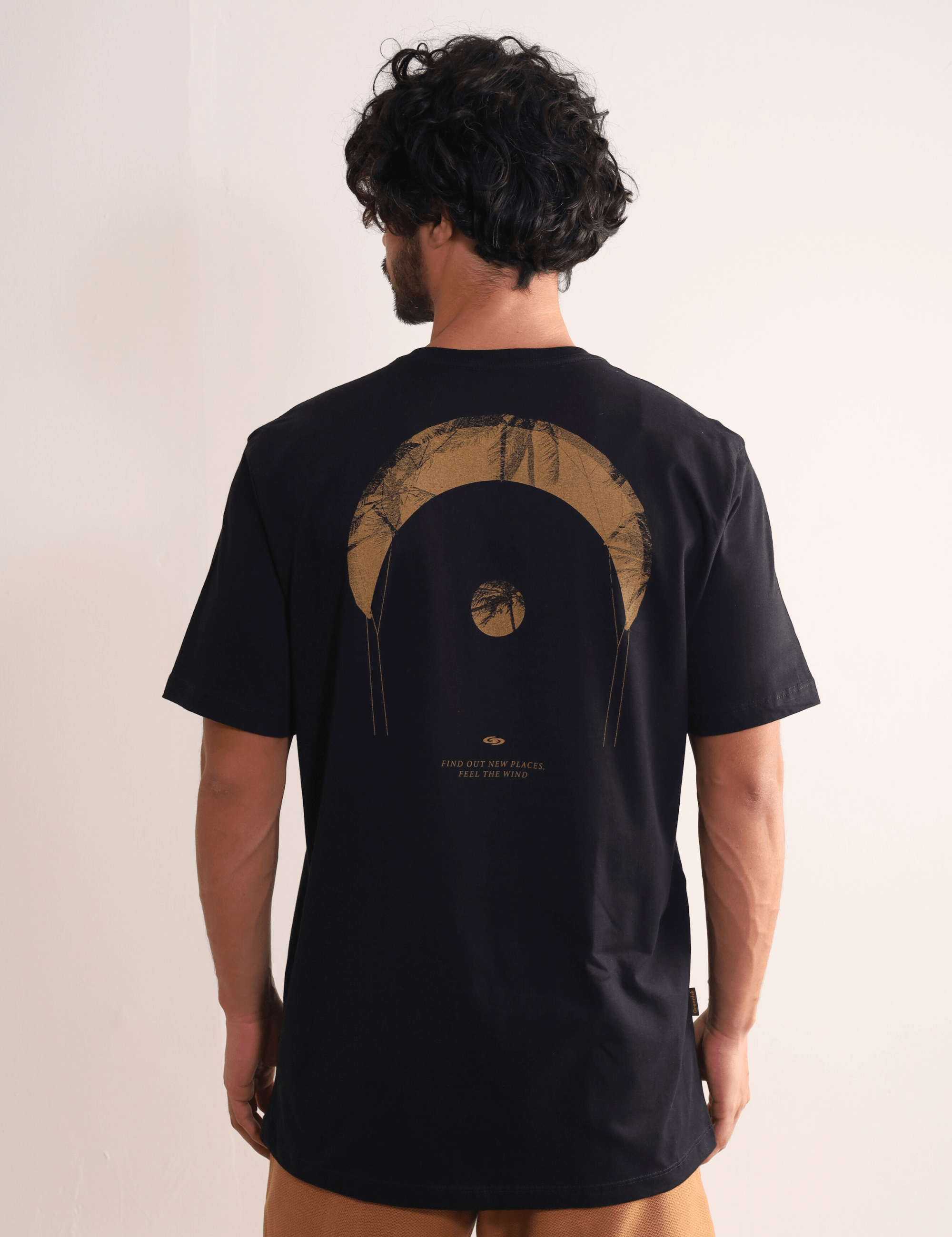 Camiseta preta Greenish com estampa minimalista na frente e arte inspiradora nas costas, ideal para aventuras ao ar livre.