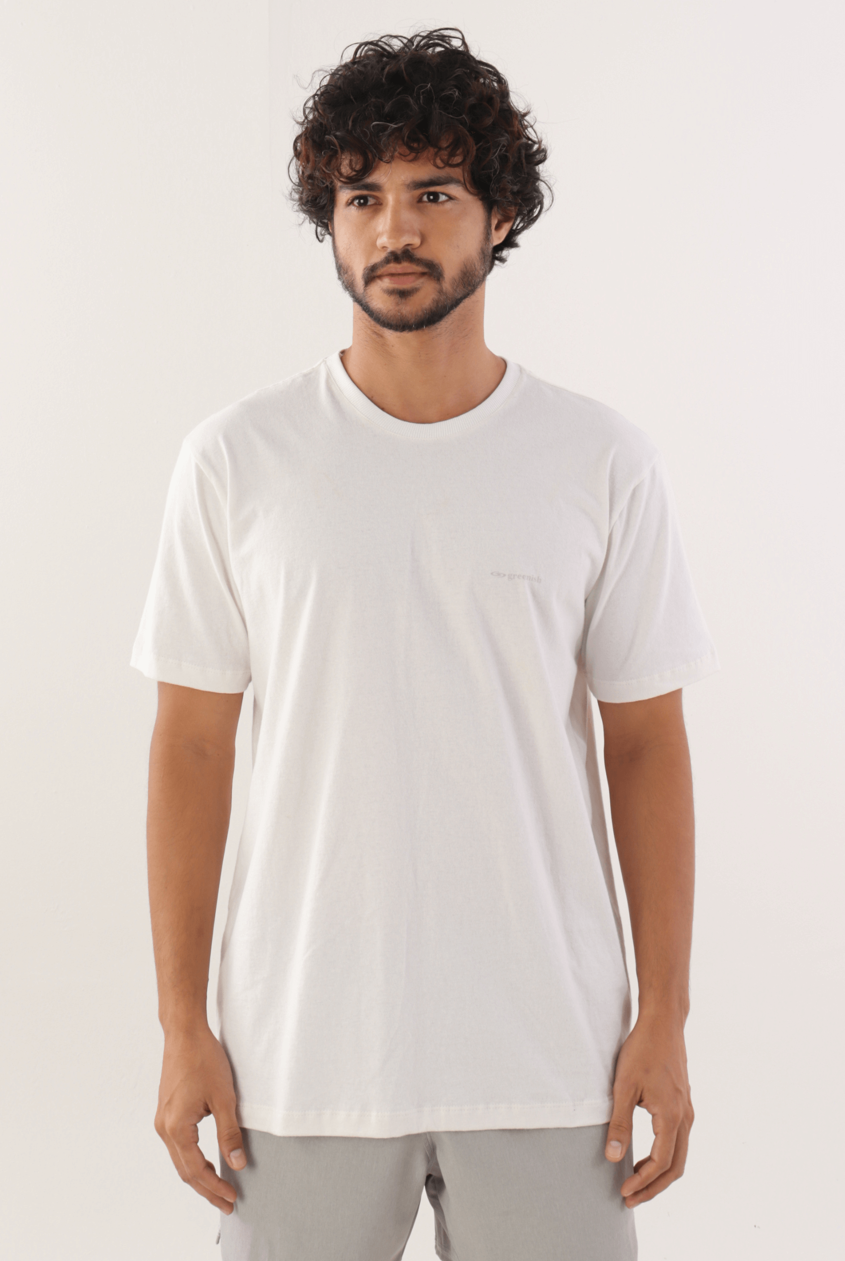 Camiseta Greenish Off White em algodão, modelo masculino vestindo peça casual, perfeita para o dia a dia. Marca: Greenish.