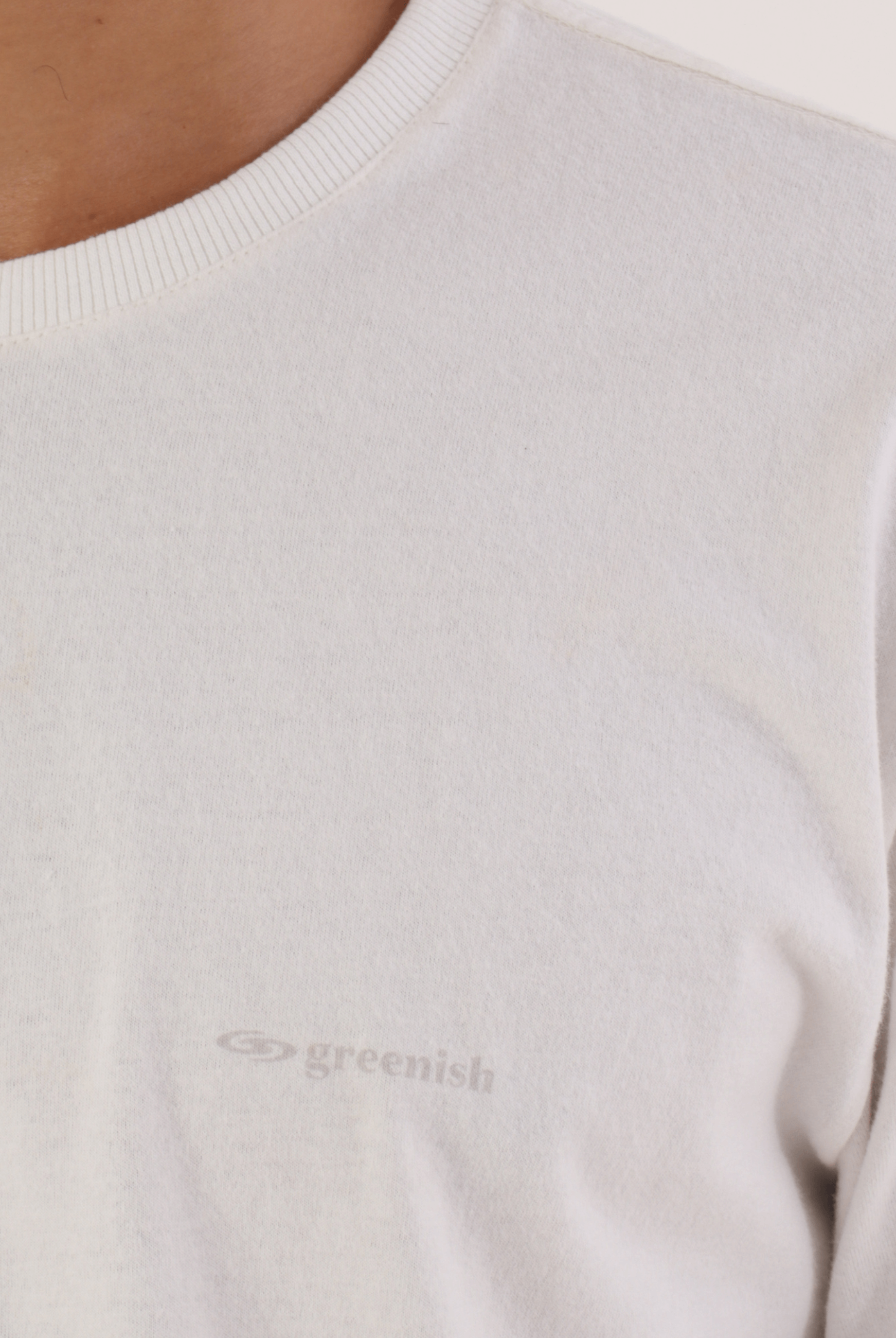 Camiseta Greenish off white com logo discreto. Design casual e moderno para moda masculina. Conforto e estilo. Marca: Greenish.