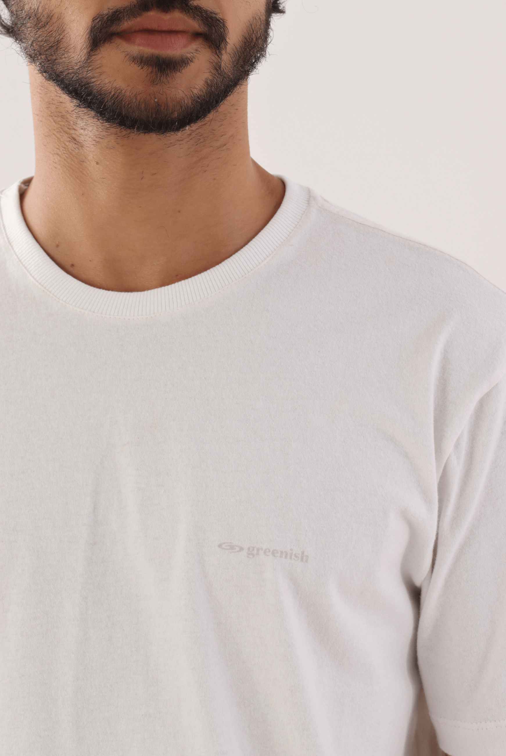 Camiseta off white da marca Greenish, detalhe de logo bordado, ideal para um look casual e elegante.