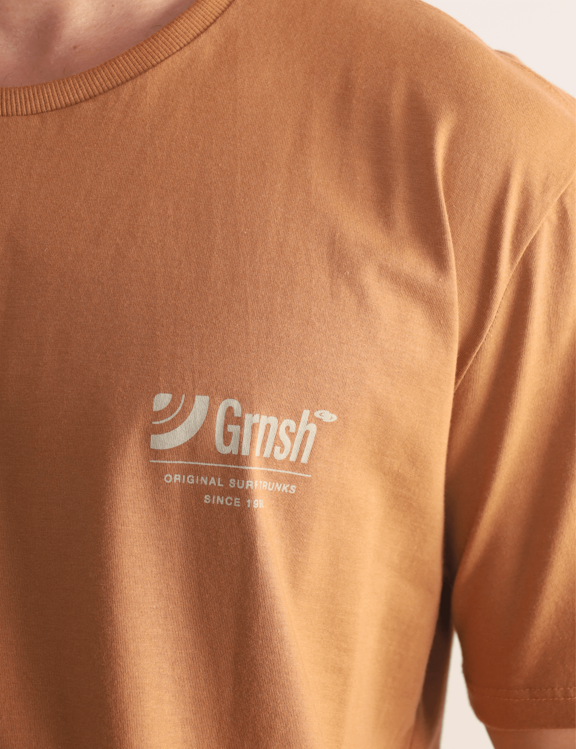 Camiseta Original Surf Trunks Series I Greenish em marrom, com estampa frontal inspirada no lifestyle litorâneo, toque macio e confortável.