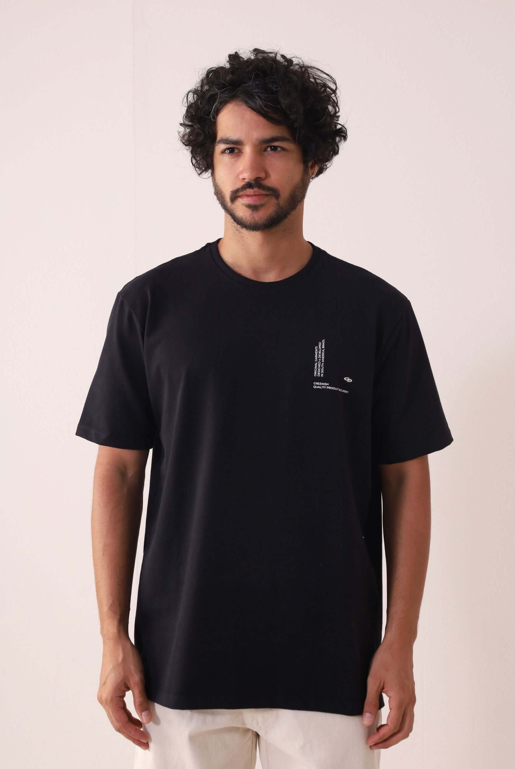 Camiserta Greenish Quality Product - Preto, com gola de ribana e silk frontal em relevo; design clean e confortável. Marca: Greenish.