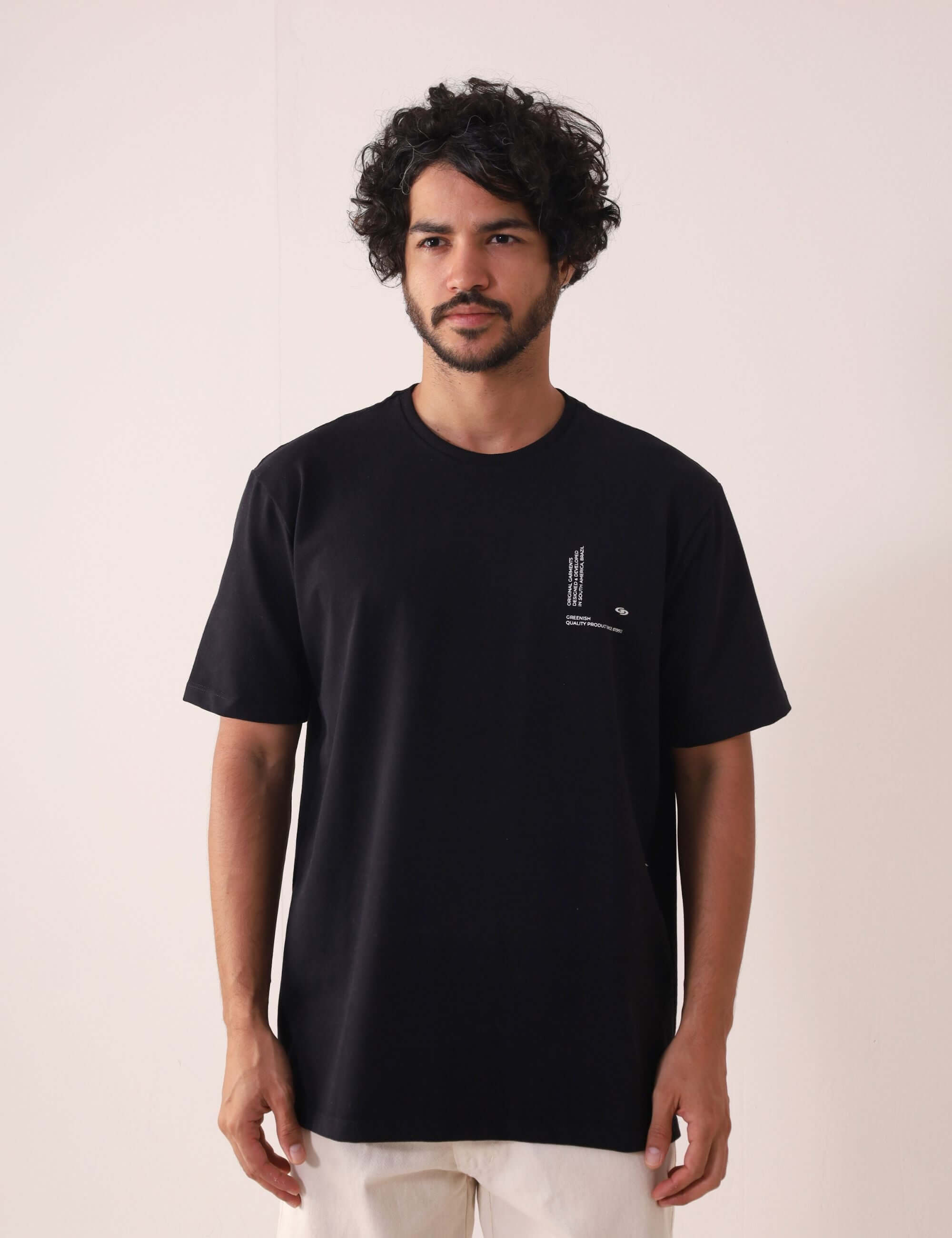 Camiserta Greenish Quality Product - Preto, com gola de ribana e silk frontal em relevo; design clean e confortável. Marca: Greenish.