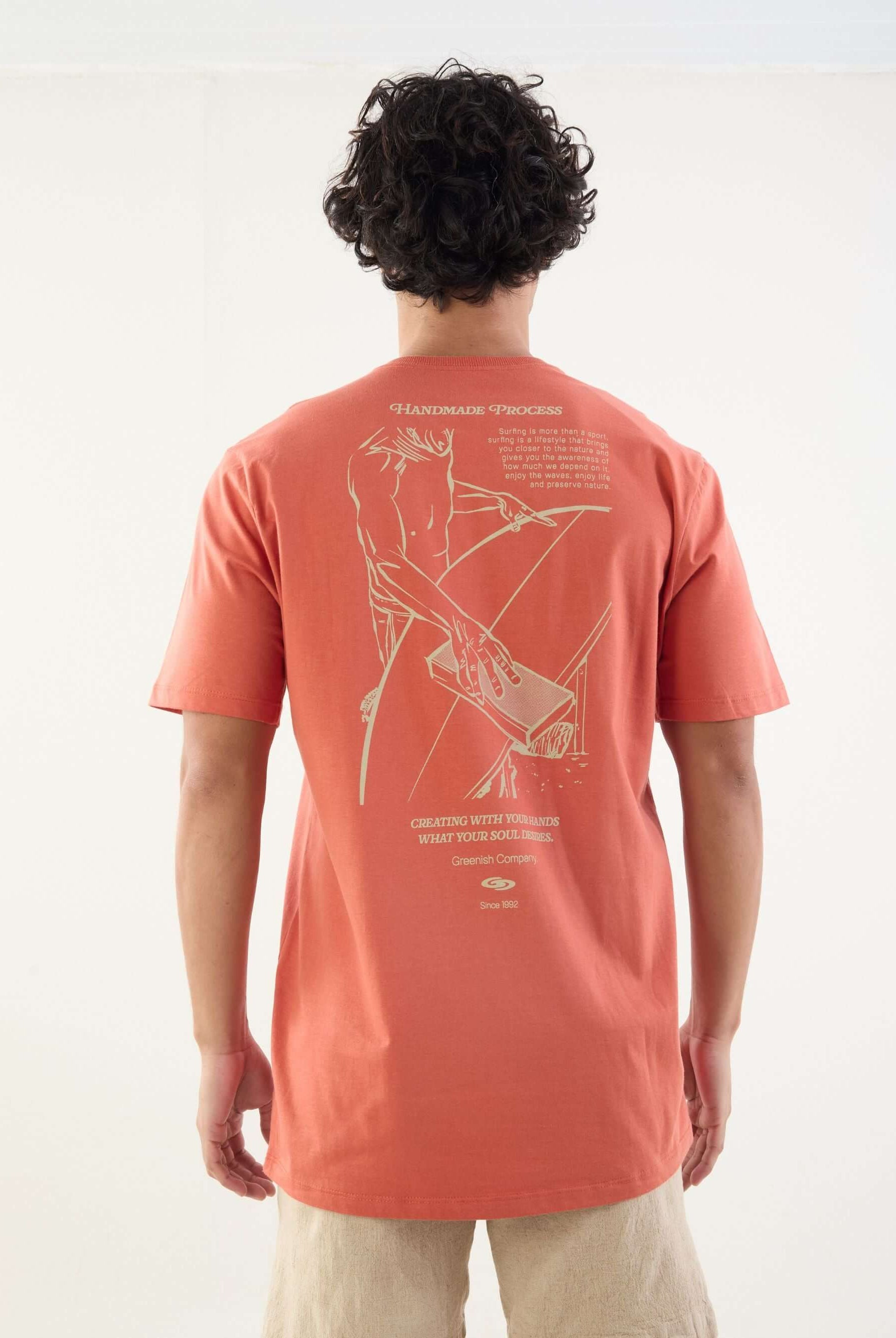 Camiseta handmade Greenish telha, estampa exclusiva nas costas com shapeador em ação, estilo surf.