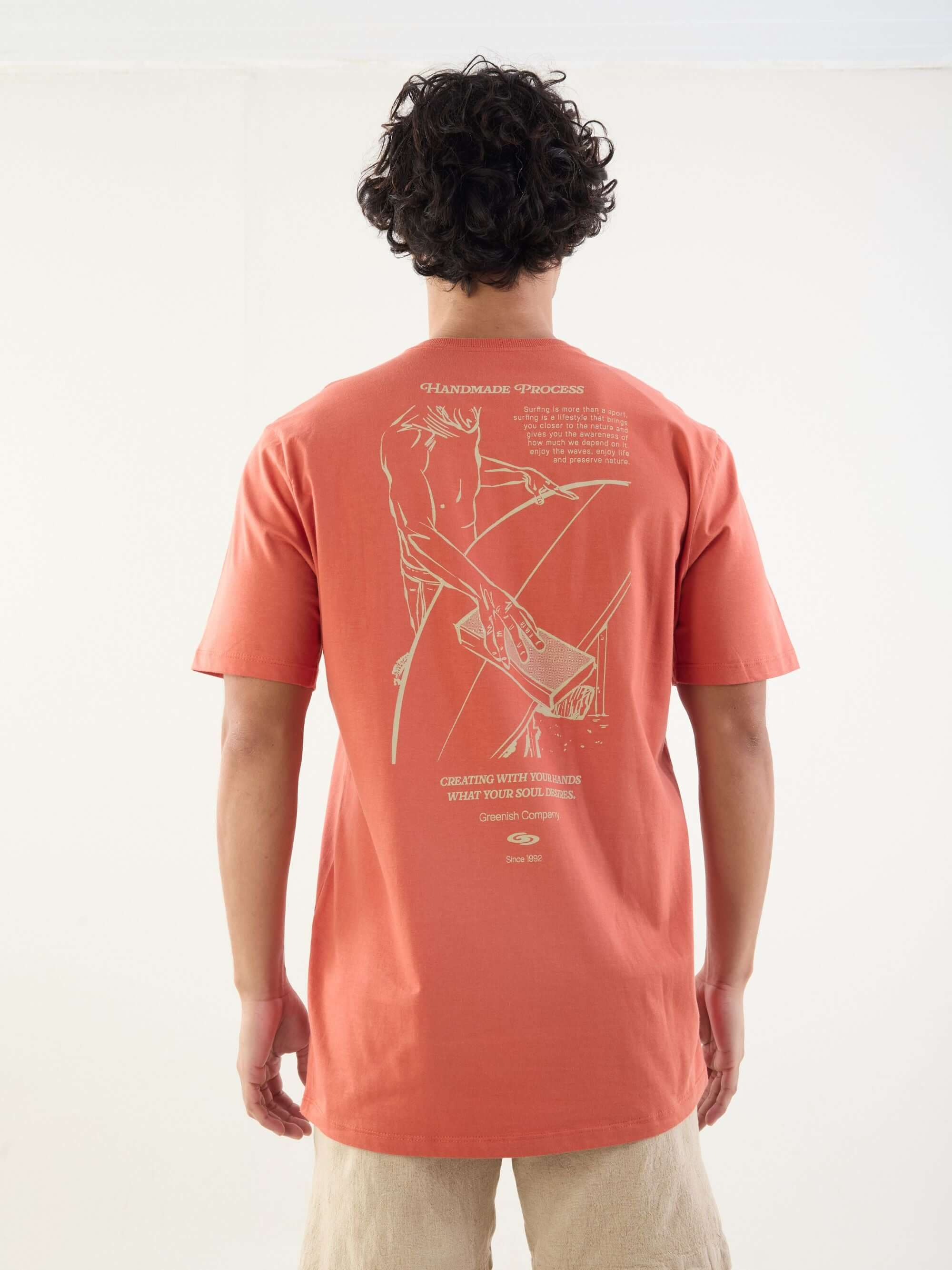 Camiseta handmade Greenish telha, estampa exclusiva nas costas com shapeador em ação, estilo surf.