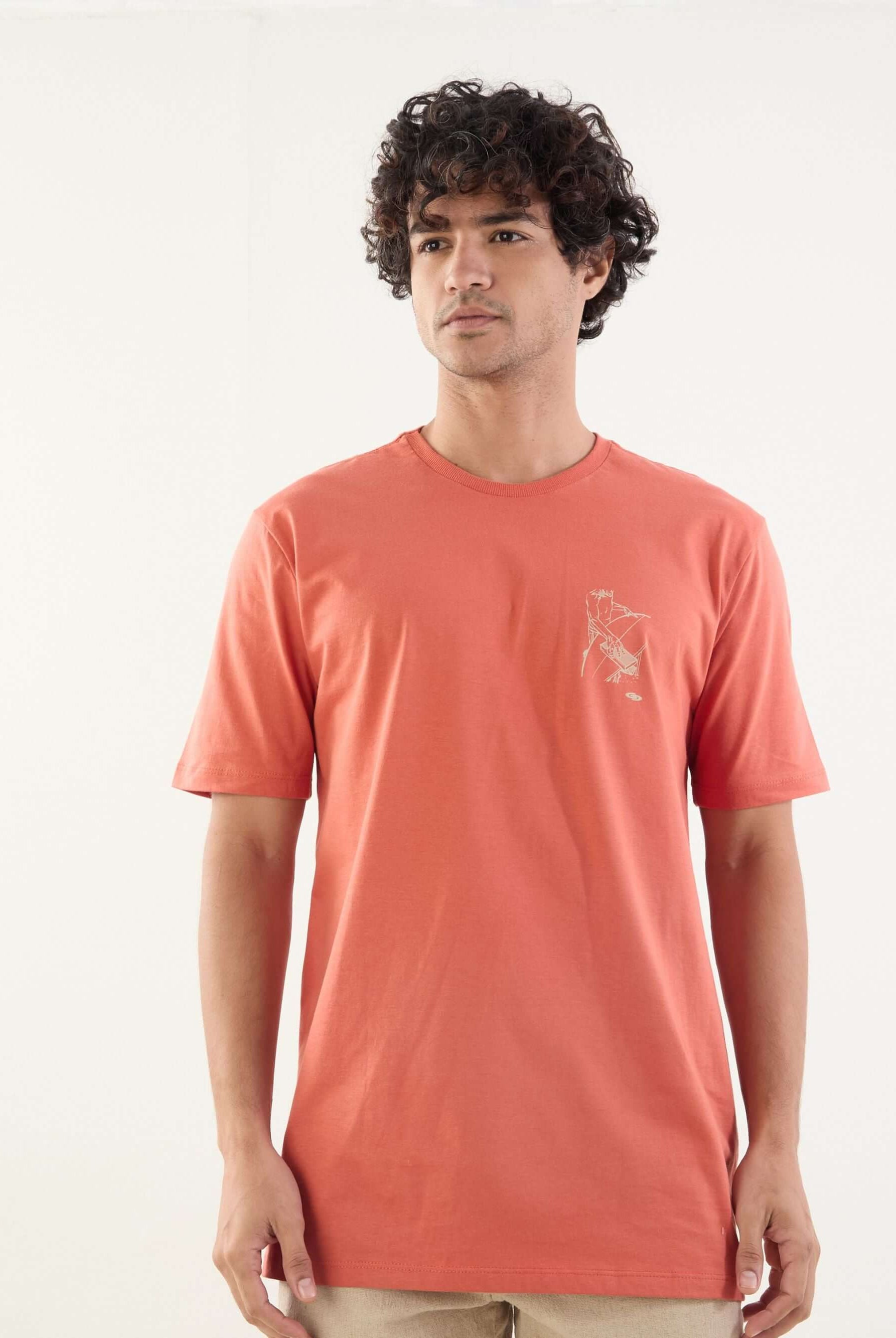 Camiseta handmade da Greenish, cor coral, com estampa sutil e design leve ideal para o estilo de vida surfista.