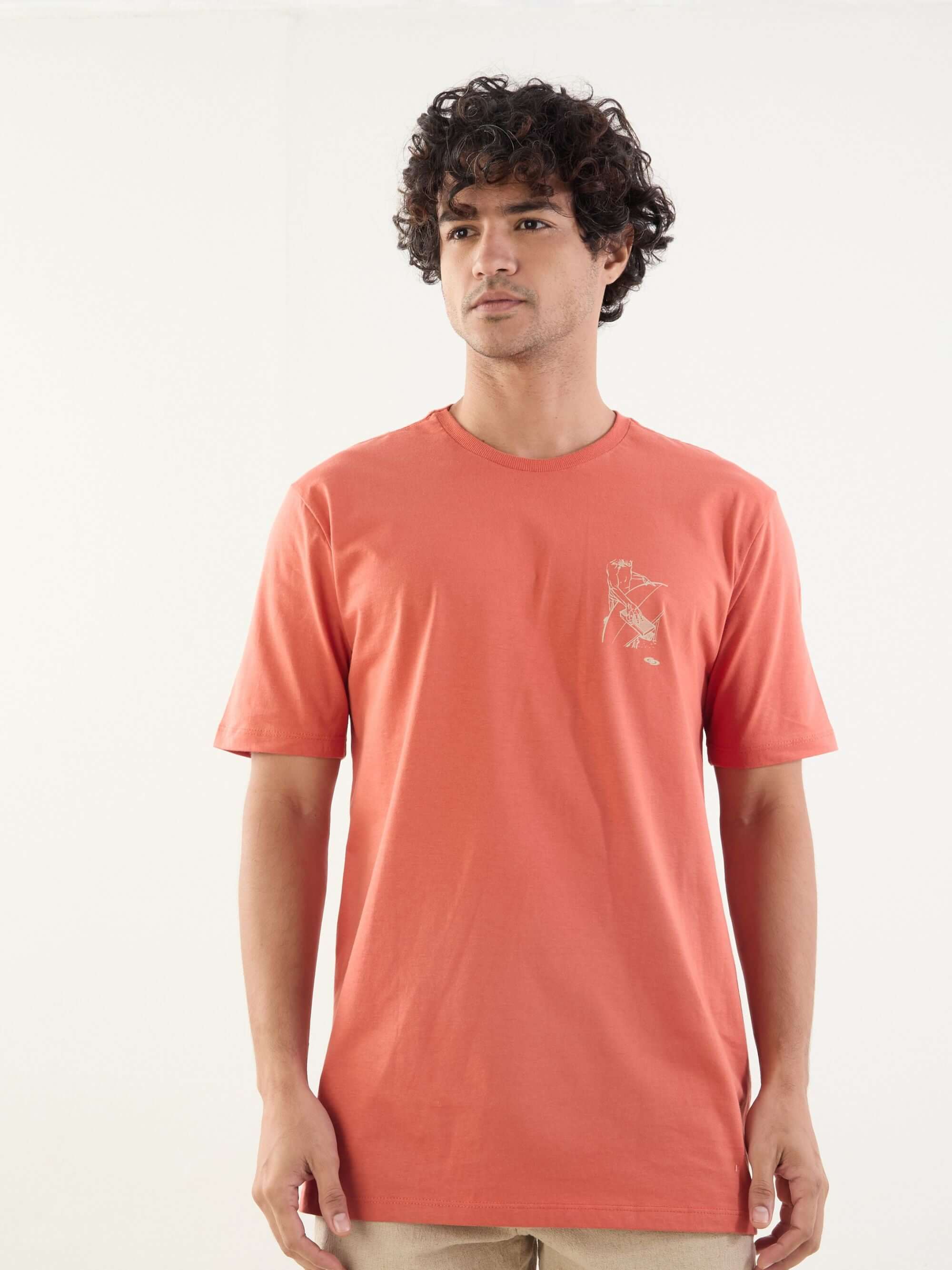 Camiseta handmade da Greenish, cor coral, com estampa sutil e design leve ideal para o estilo de vida surfista.