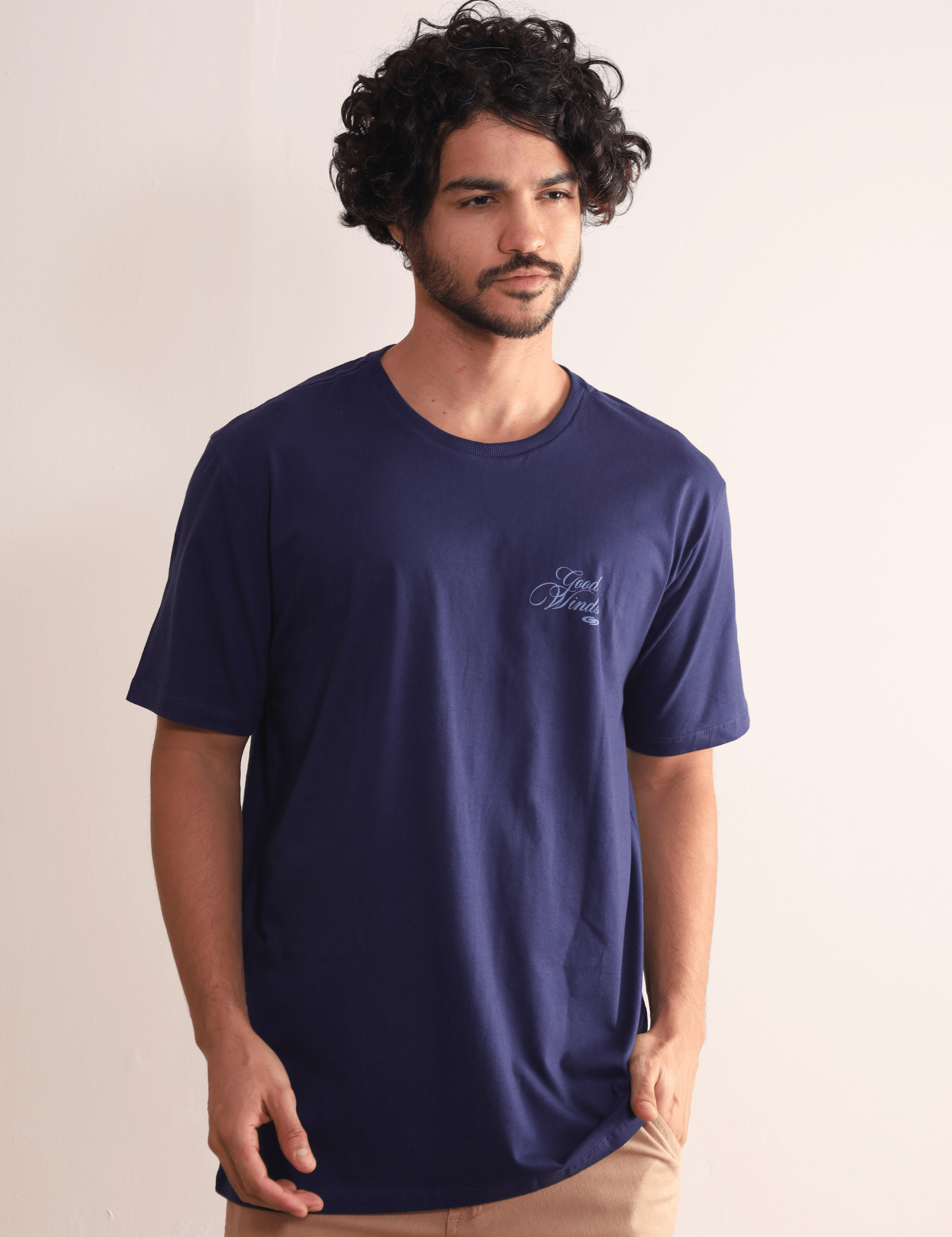 Homem vestindo camiseta azul marinho 'Kites & Good Winds' da Greenish, feita de algodão com bordado frontal exclusivo.