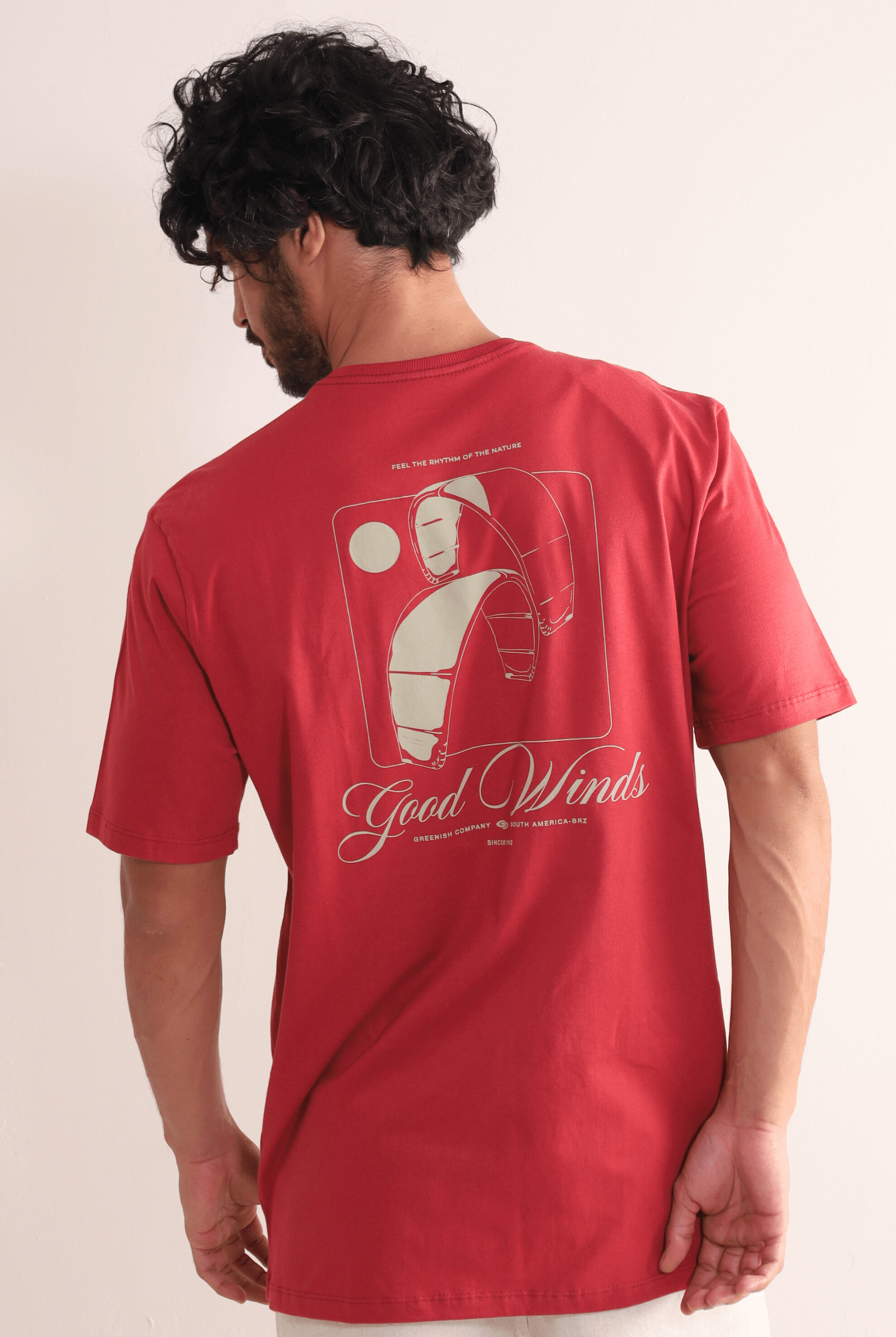 Camiseta Vermelha Kites & Good Winds da Greenish, com bordado frontal e silk nas costas, modelagem clássica e toque macio.