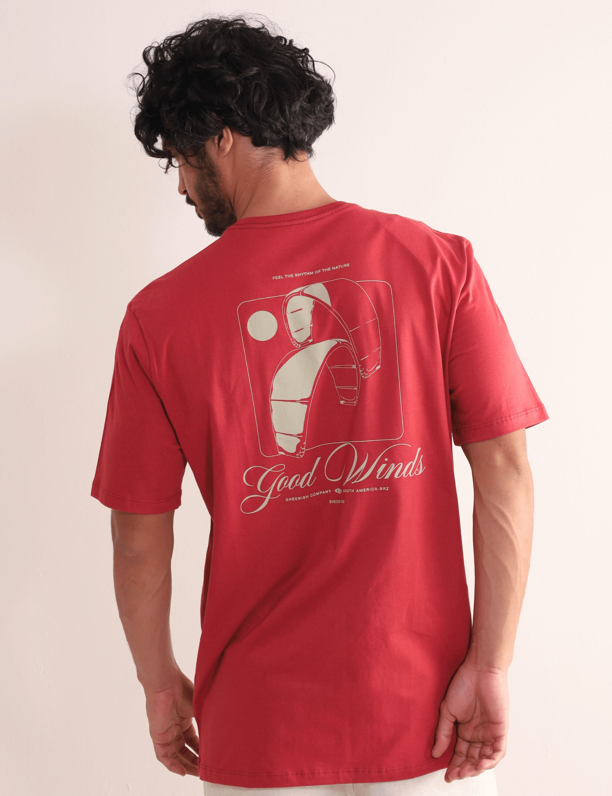 Camiseta Vermelha Kites & Good Winds da Greenish, com bordado frontal e silk nas costas, modelagem clássica e toque macio.