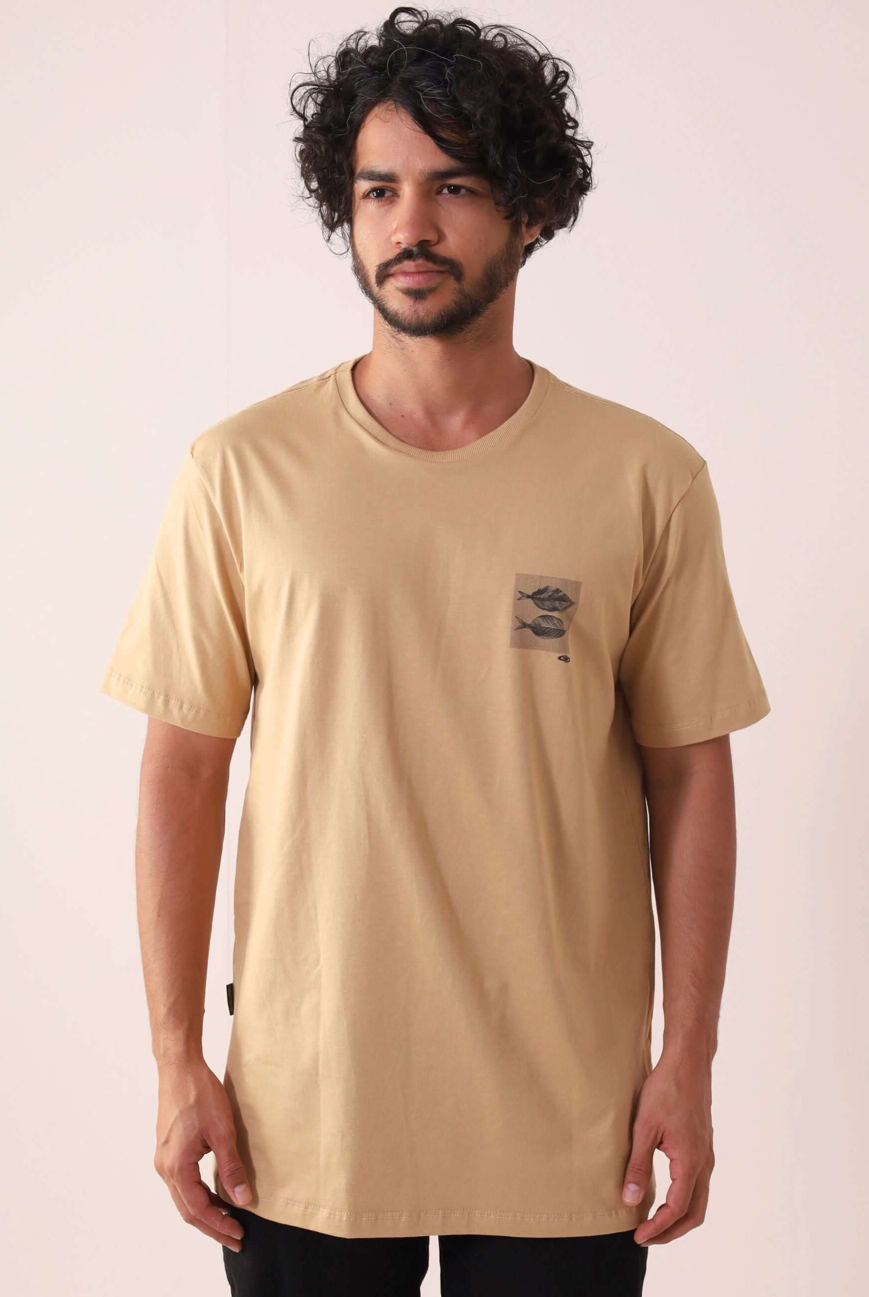 Camiseta Leafish - Caqui da Greenish com arte marinha, 100% algodão, gola de ribana, durável e confortável para o dia a dia.