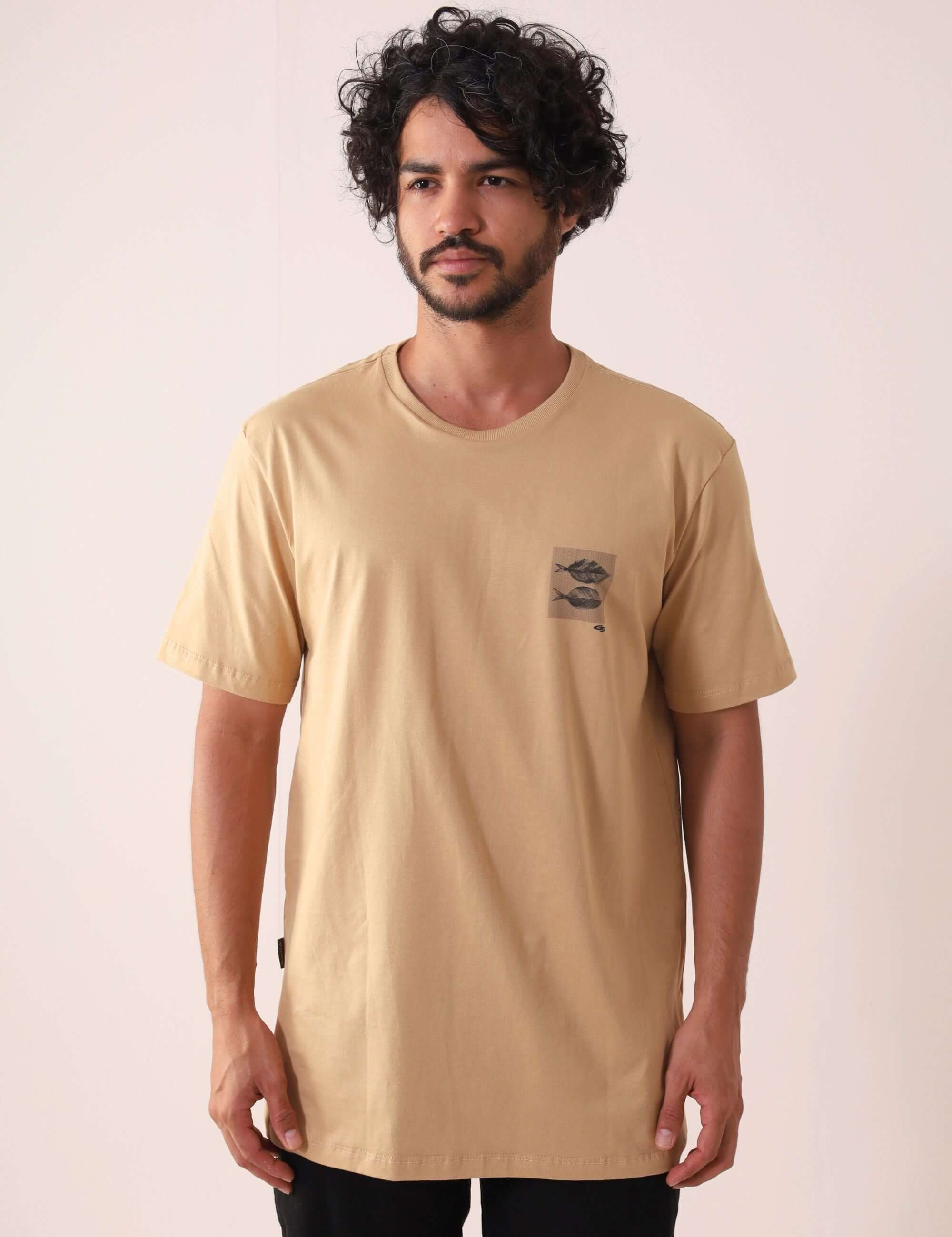 Camiseta Leafish - Caqui da Greenish com arte marinha, 100% algodão, gola de ribana, durável e confortável para o dia a dia.