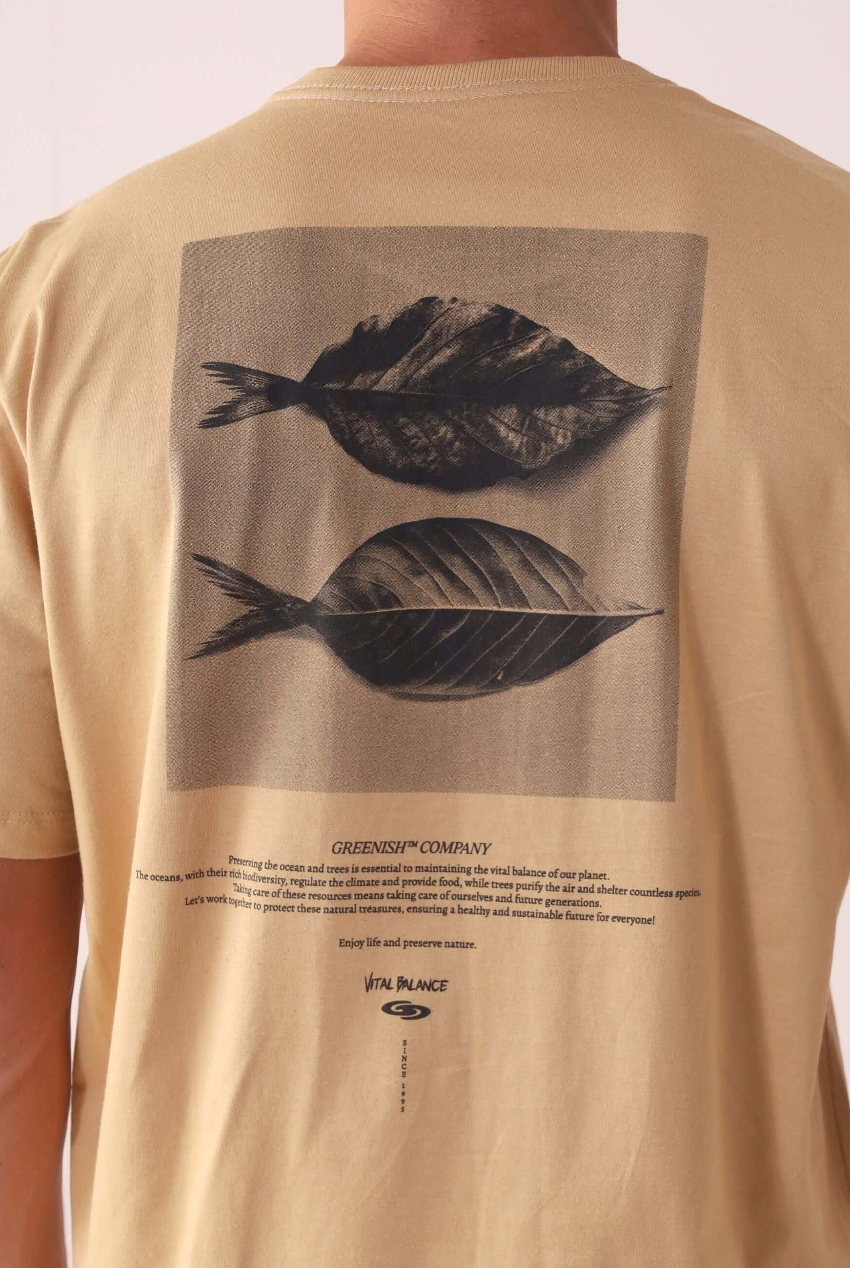 Camiseta Leafish - Caqui da Greenish com design inspirado na vida marinha e arte em seda nas costas, ideal para o dia a dia.