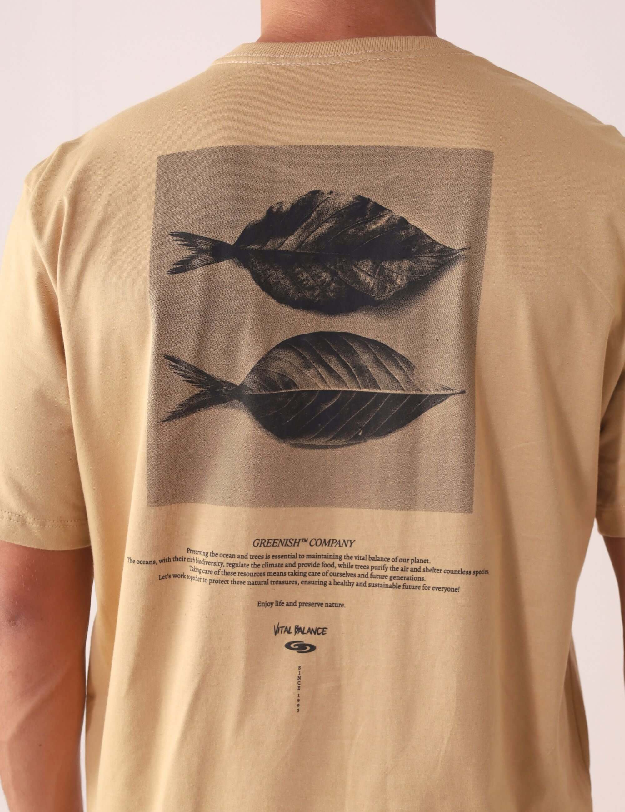Camiseta Leafish - Caqui da Greenish com design inspirado na vida marinha e arte em seda nas costas, ideal para o dia a dia.
