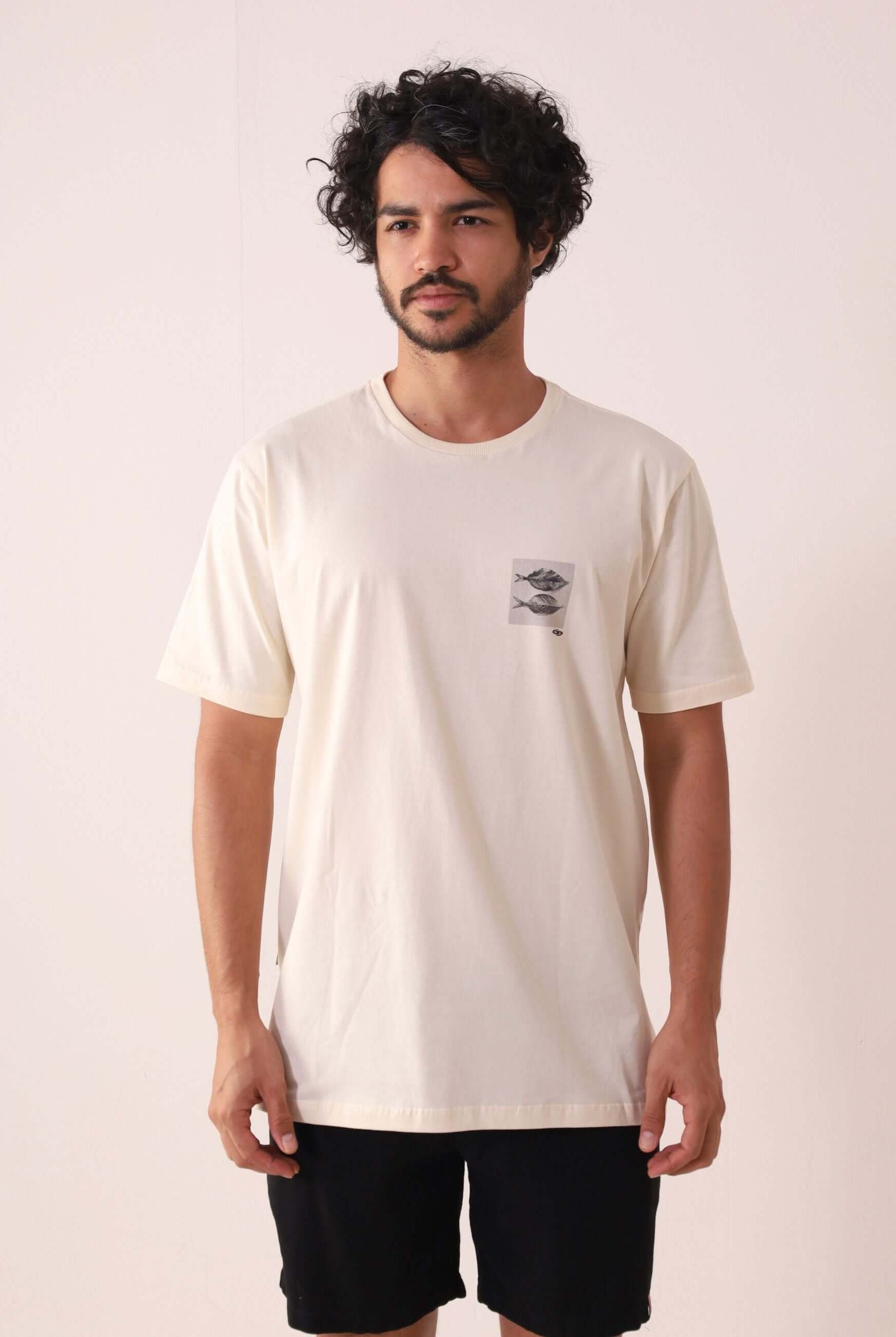 Camiseta Leafish - Natural da Greenish, inspirada no mar, 100% algodão, gola de ribana e silks orgânicos. Tamanho masculino.