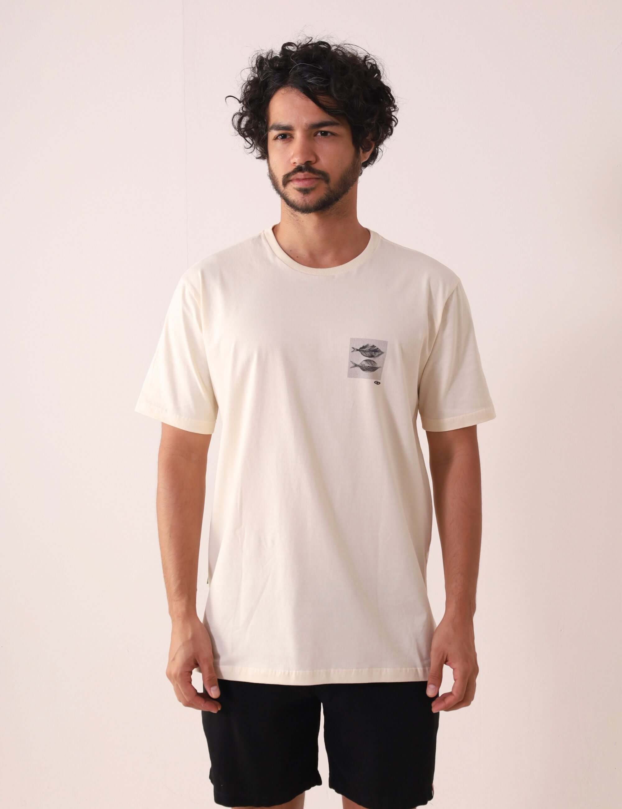 Camiseta Leafish - Natural da Greenish, inspirada no mar, 100% algodão, gola de ribana e silks orgânicos. Tamanho masculino.