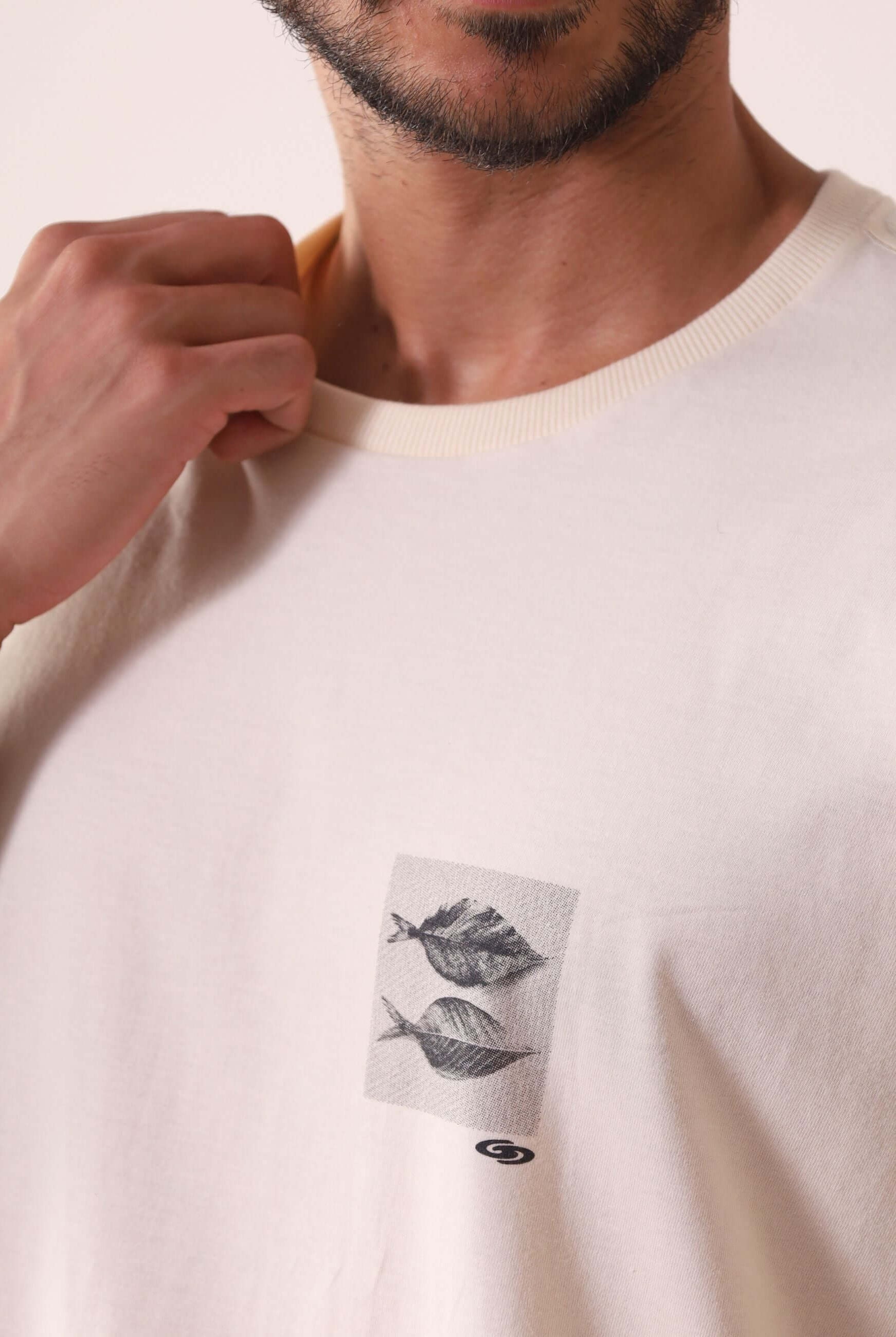 Homem vestindo Camiseta Leafish - Natural da marca Greenish com silks de arte marinha em tecido 100% algodão.