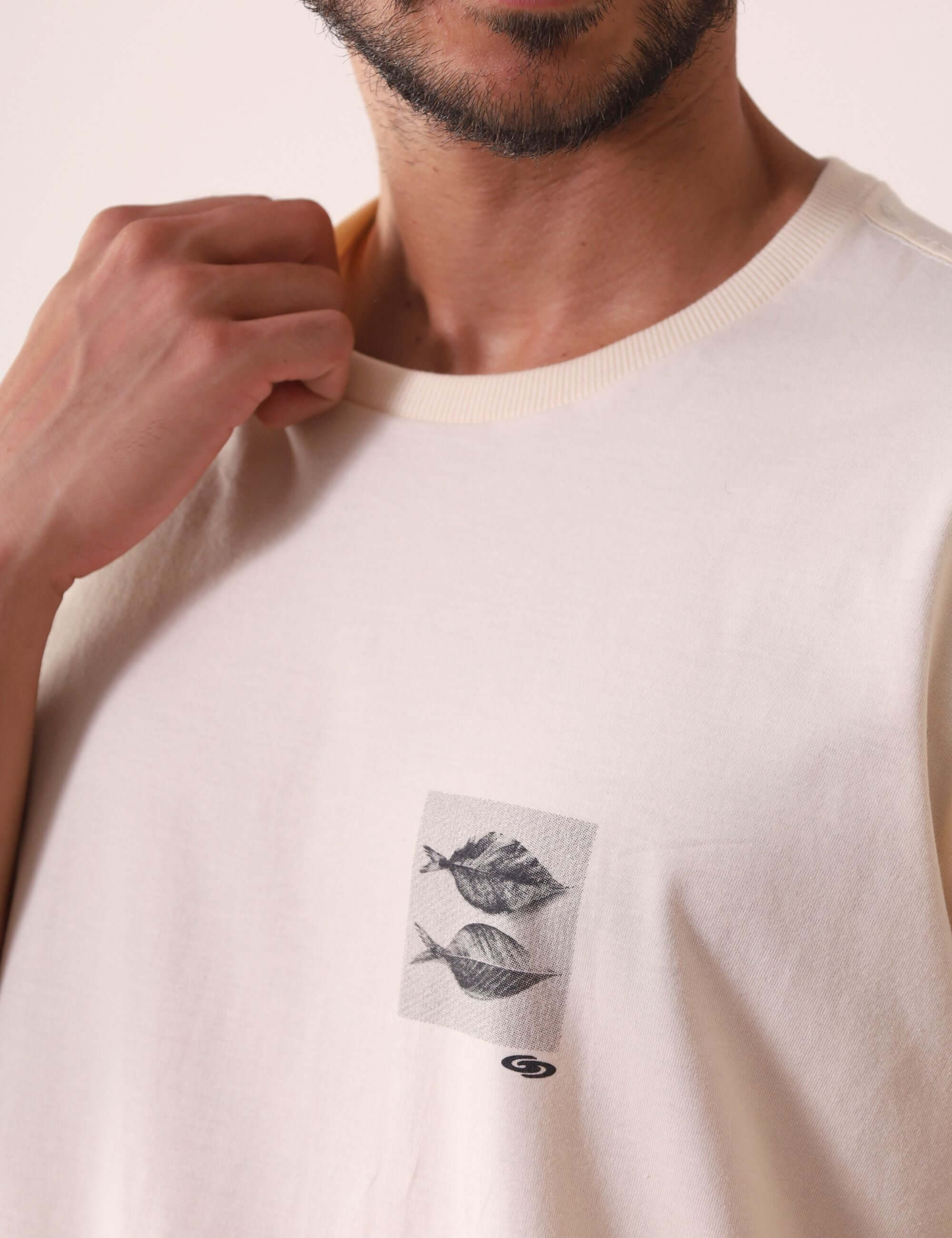 Homem vestindo Camiseta Leafish - Natural da marca Greenish com silks de arte marinha em tecido 100% algodão.