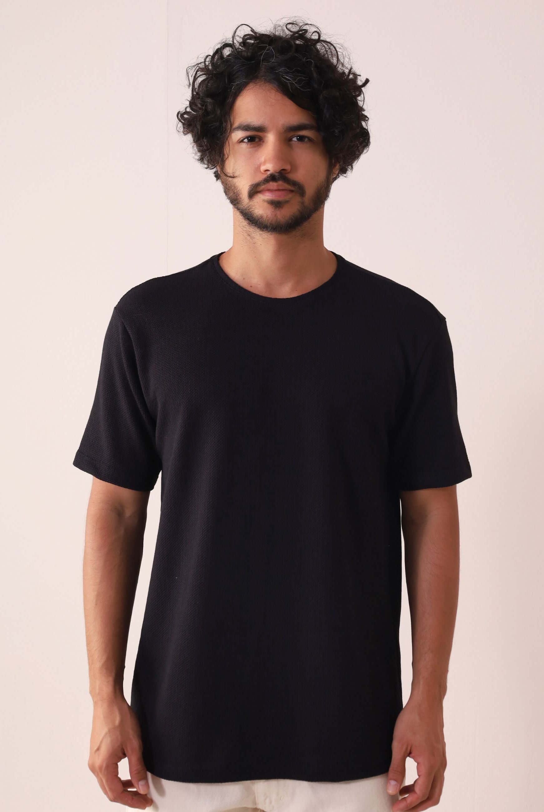 Camiseta Maré - Preto da marca Greenish em uso, destaque para o corte clássico e tecido de mistura algodão, poliéster e elastano.