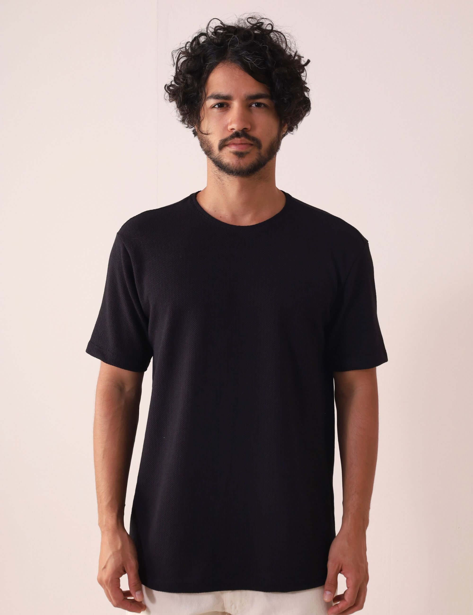 Camiseta Maré - Preto da marca Greenish em uso, destaque para o corte clássico e tecido de mistura algodão, poliéster e elastano.