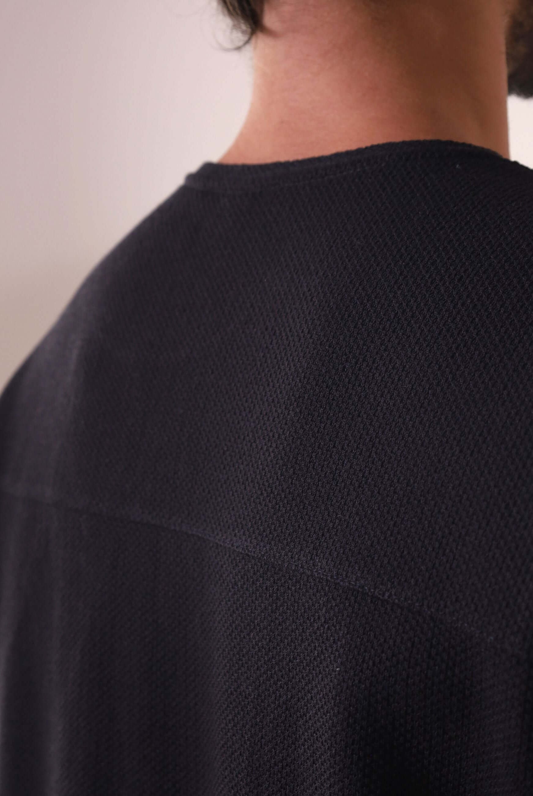 Detalhe das costas da Camiseta Maré - Preto da marca Greenish, destacando a pala traseira e estrutura de alta qualidade.