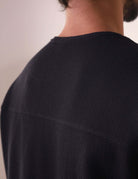 Detalhe das costas da Camiseta Maré - Preto da marca Greenish, destacando a pala traseira e estrutura de alta qualidade.
