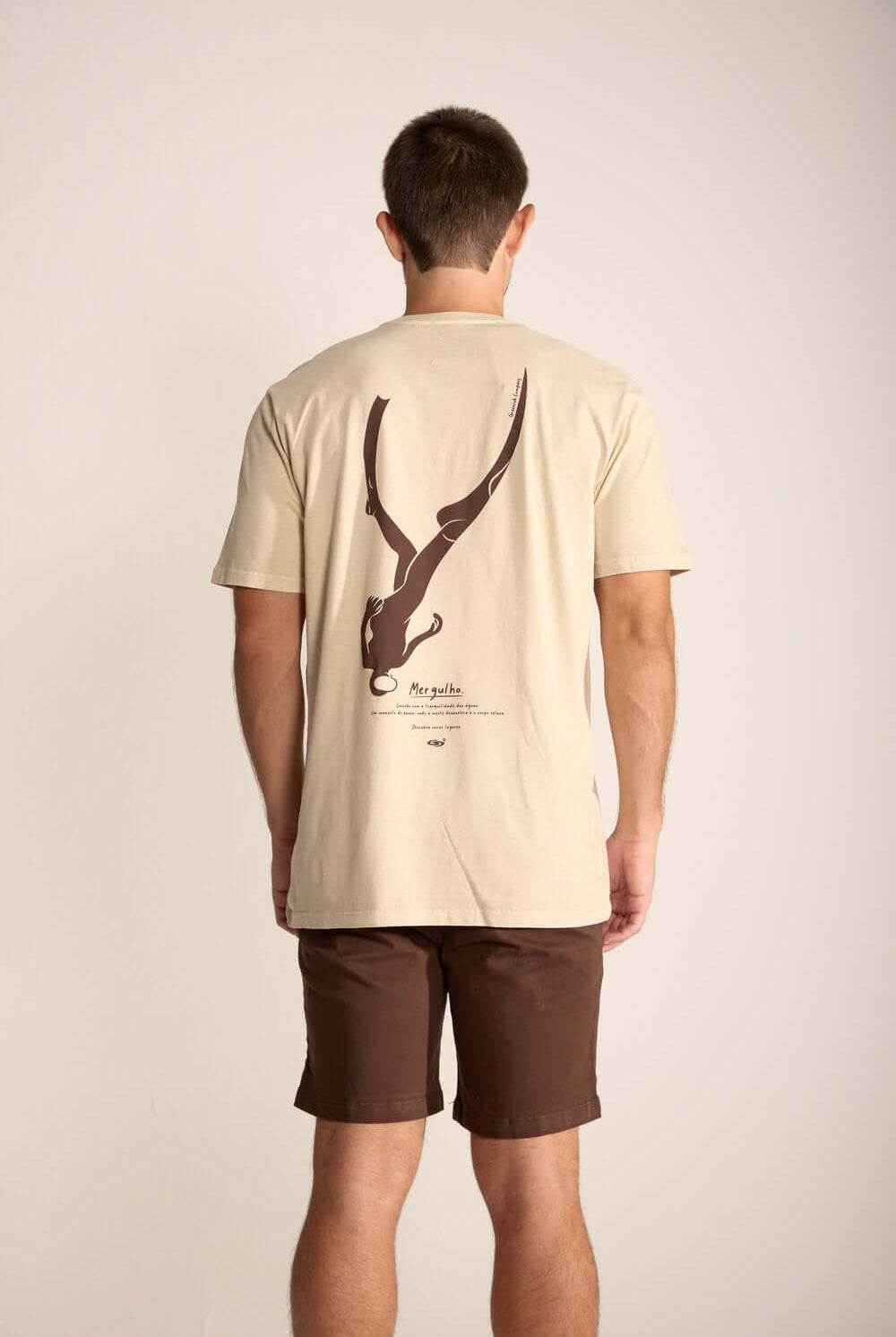 Camiseta masculina Mergulhador da Greenish em areia, com estampa nas costas, estilo tropical e conforto para qualquer ocasião.