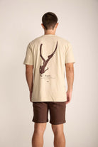 Camiseta masculina Mergulhador da Greenish em areia, com estampa nas costas, estilo tropical e conforto para qualquer ocasião.