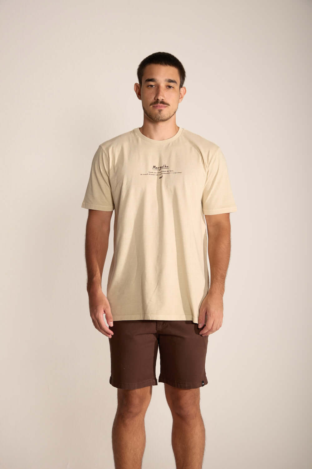 Camiseta masculina Mergulhador da Greenish em areia, com toque suave e estilo tropical, ideal para qualquer ocasião.