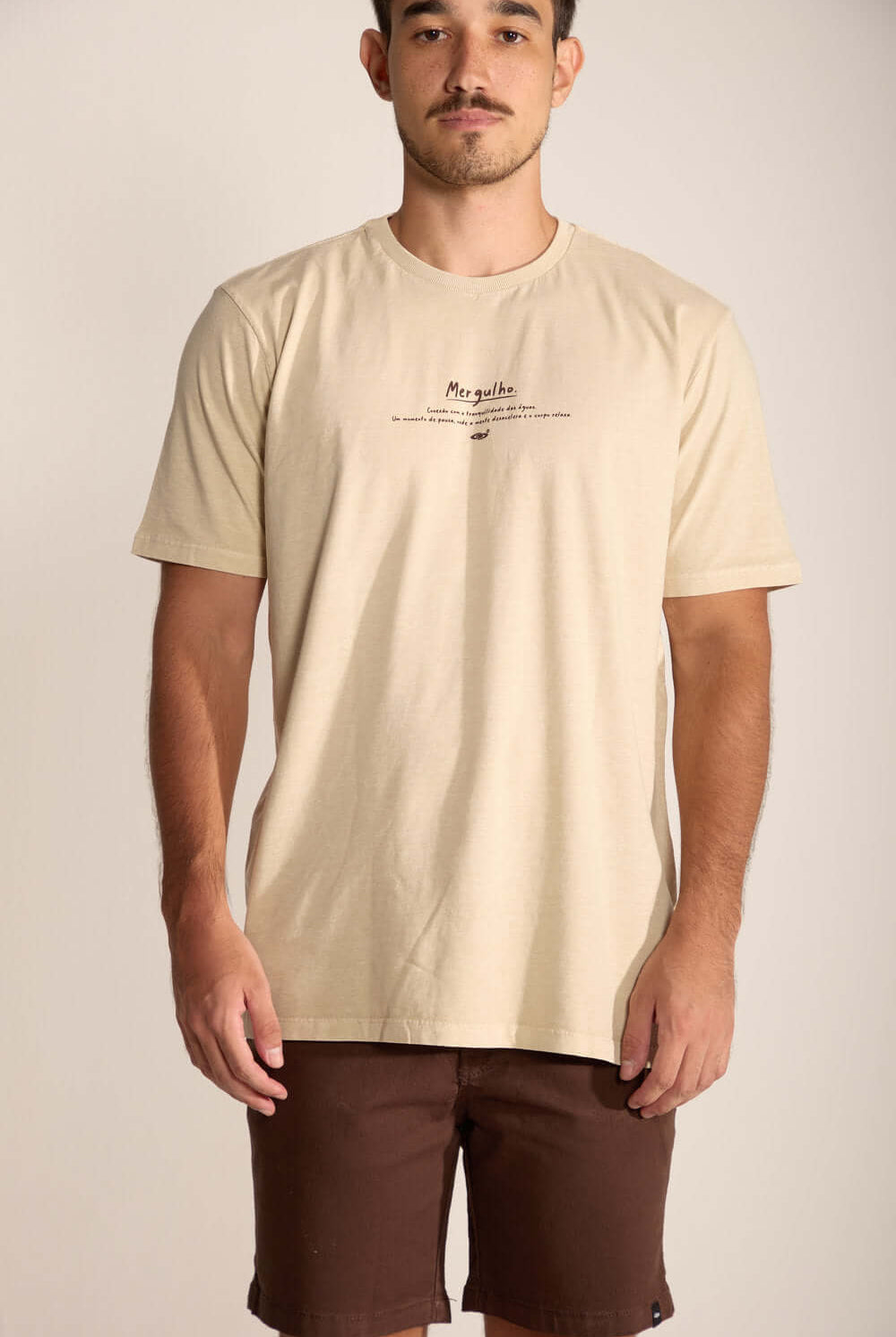 Camiseta Masculina Mergulhador da Greenish em cor areia, perfeita para um estilo tropical e confortável.