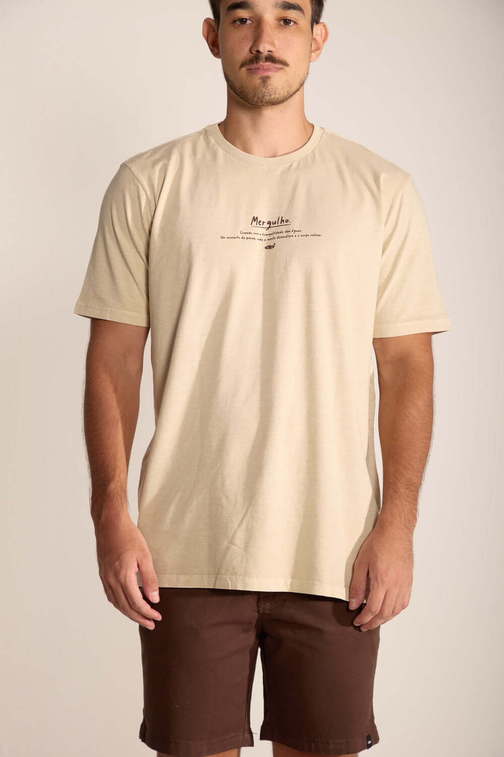 Camiseta Masculina Mergulhador da Greenish em cor areia, perfeita para um estilo tropical e confortável.