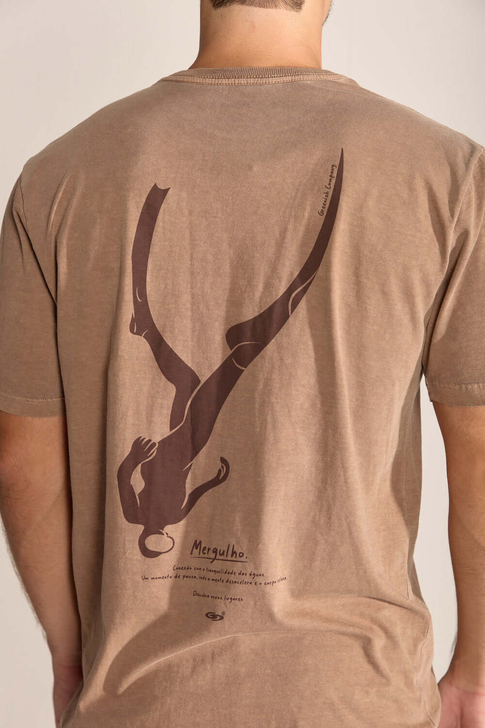 Camiseta Mergulhador da Greenish em marrom com estampa de mergulhador, ideal para um estilo de vida tropical e confortável.