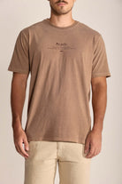 Camiseta masculina Mergulhador da Greenish em marrom, estilo clássico, confortável e ideal para o lifestyle tropical.