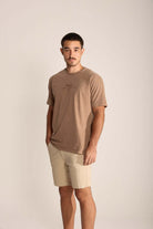 Camiseta masculina Mergulhador da Greenish na cor marrom, modelagem clássica, ideal para looks casuais.