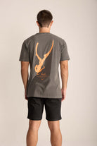 Camiseta Masculina Mergulhador da Greenish, vista de costas, estampa vibrante em fundo cinza, estilo casual.