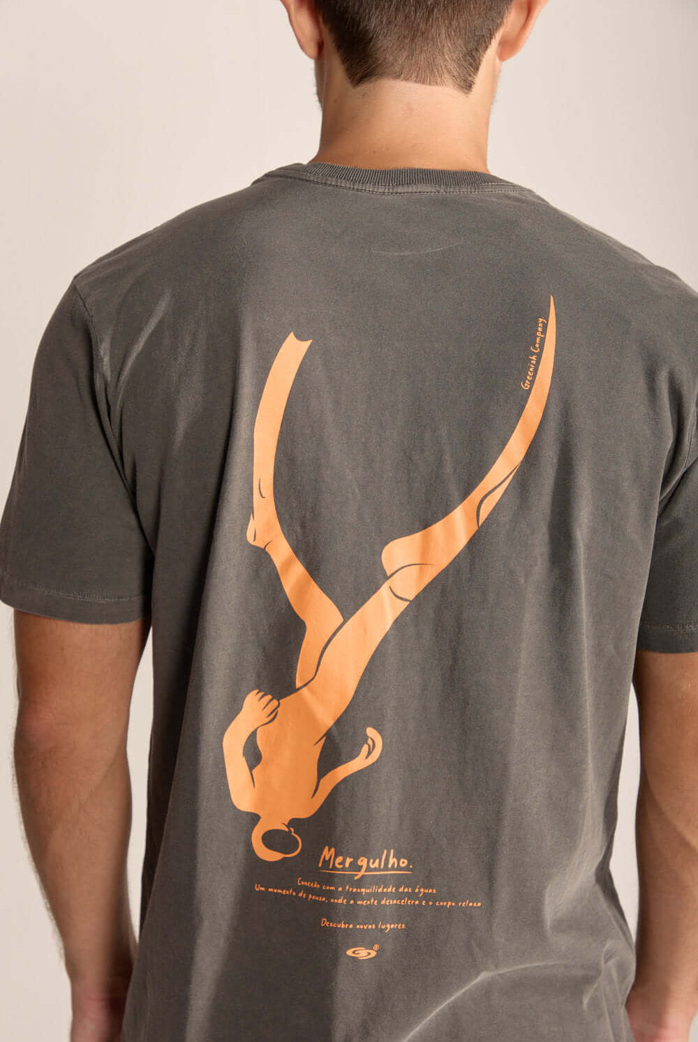 Camiseta Masculina Mergulhador da Greenish, estampa elegante de mergulhador em fundo cinza, arte e conforto.