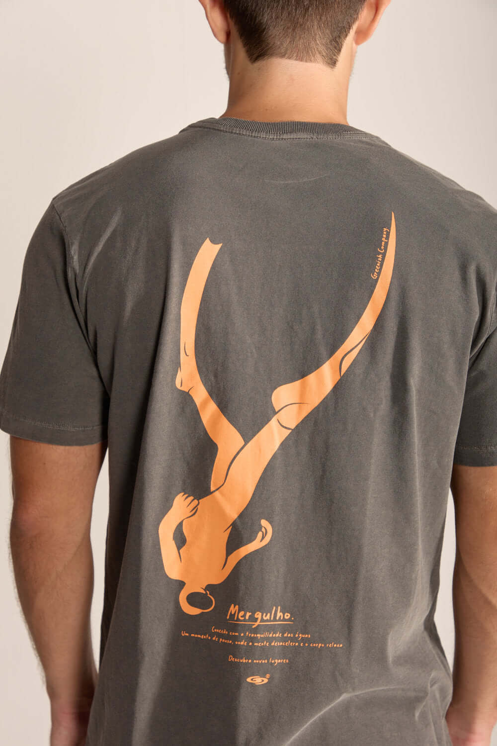 Camiseta Masculina Mergulhador da Greenish, estampa elegante de mergulhador em fundo cinza, arte e conforto.