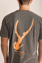 Camiseta Masculina Mergulhador da Greenish, estampa elegante de mergulhador em fundo cinza, arte e conforto.