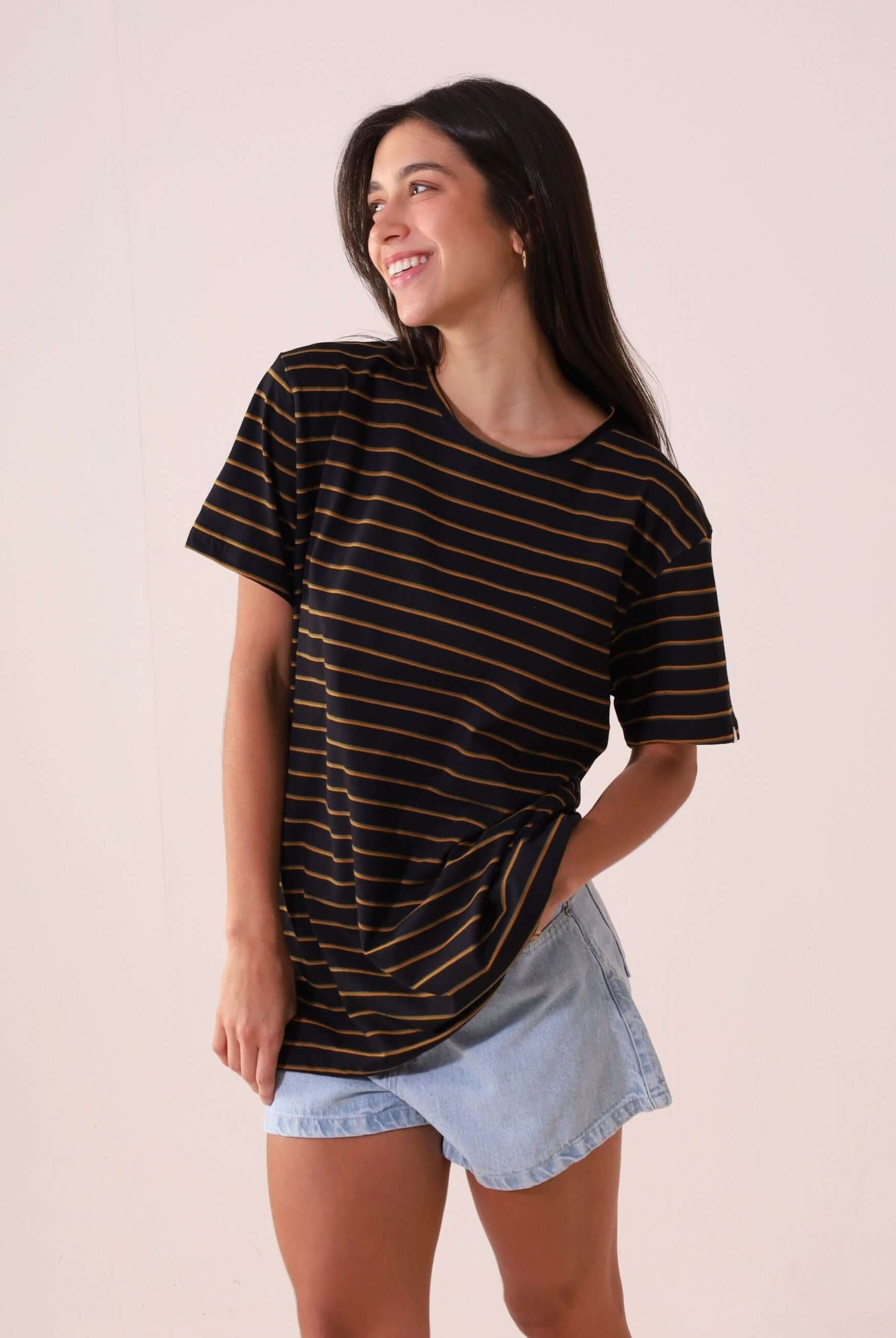 Mulher vestindo CAMISETA NAUTIC - PRETO da Greenish, maxi camiseta feminina com listras, confortável e estilo versátil, ideal para vida ao ar livre.